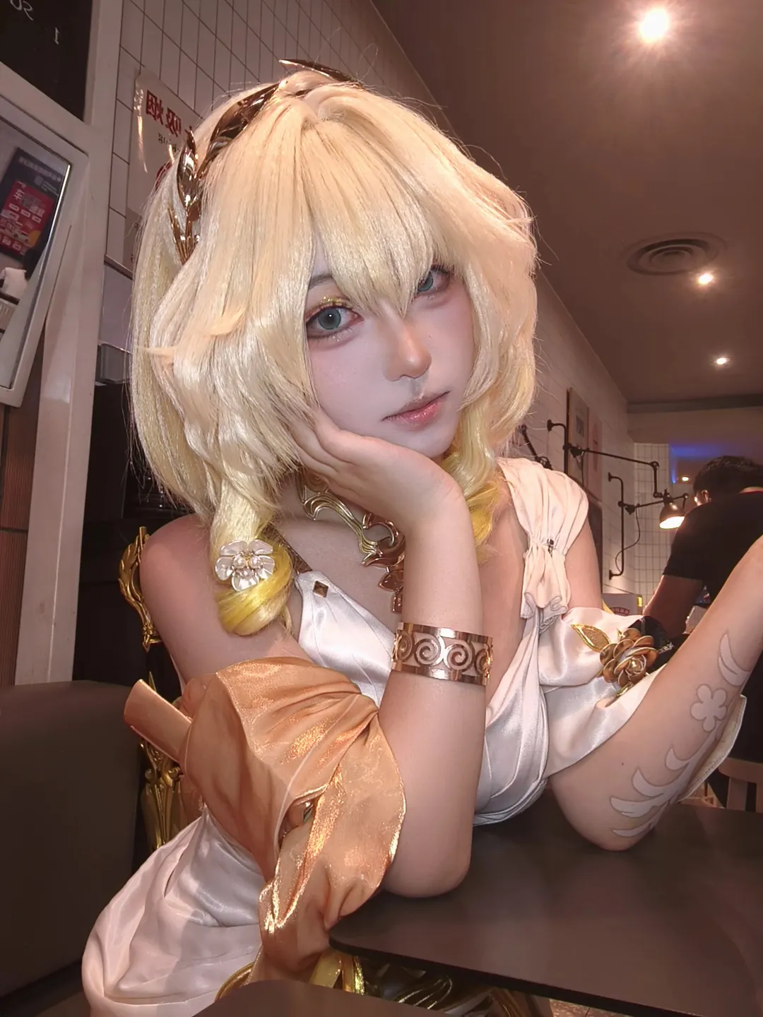 阿格莱雅cos, 崩坏星穹铁道, 氛围感摄影, cosplay妆造, 金色系穿搭 - 第1张