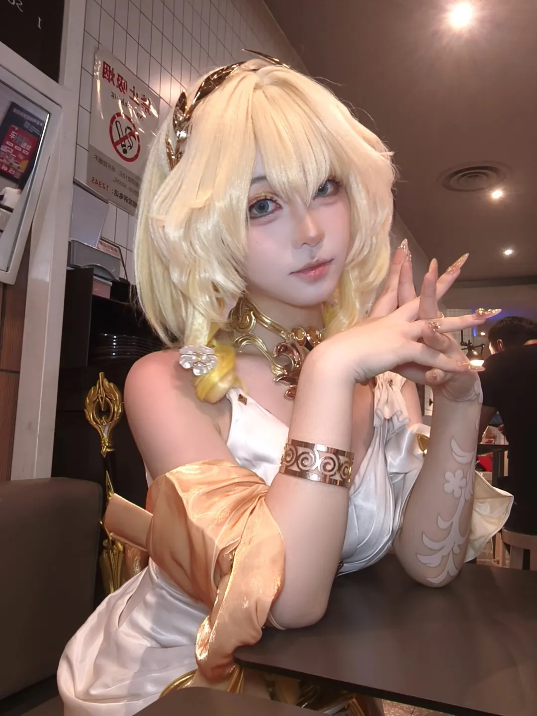 Aglaea Cosplay, Honkai: Star Rail, Atmospheric photography, Cosplay makeup and styling, Gold-themed outfit