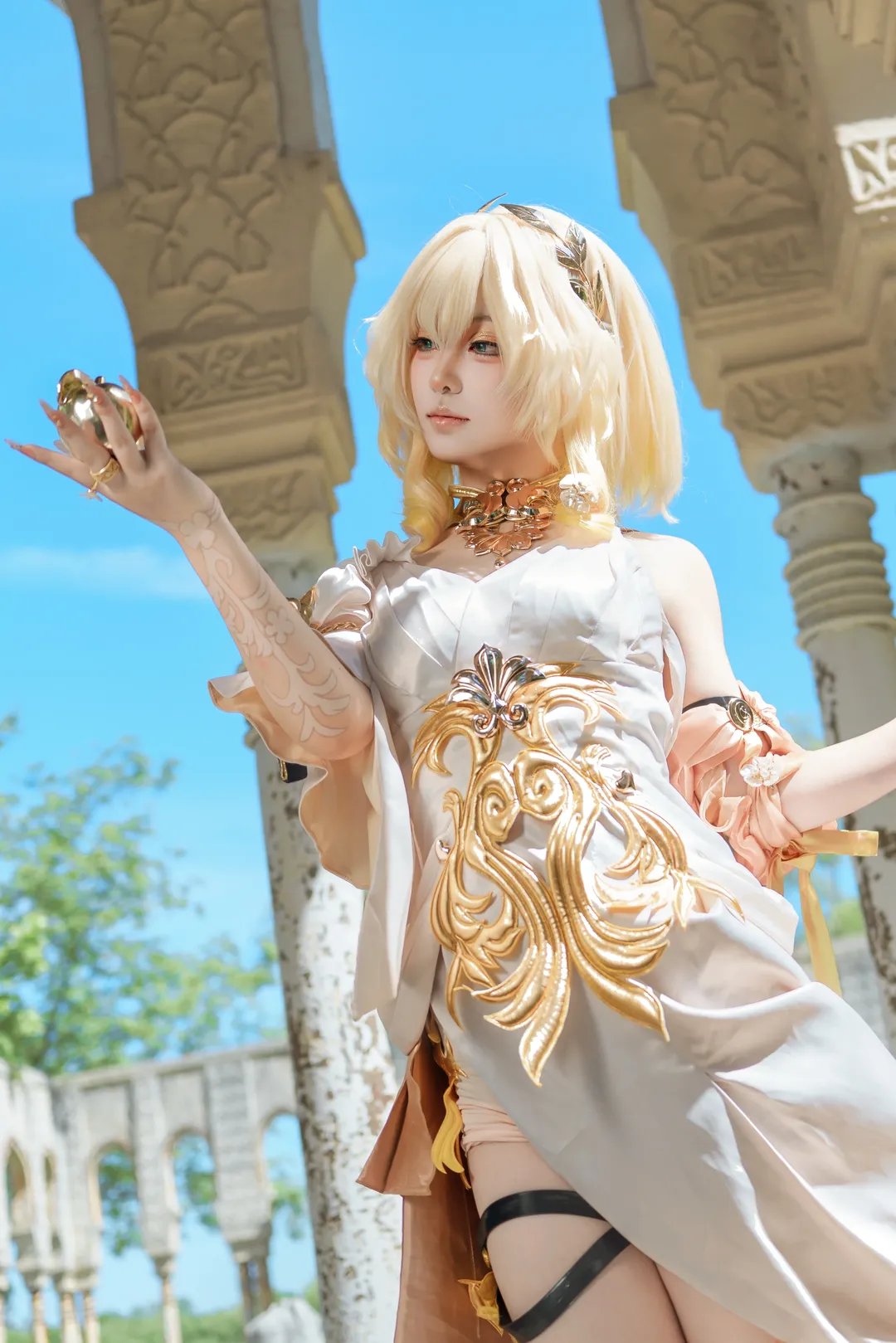 阿格莱雅cos, 崩坏星穹铁道, cosplay摄影, 外景还原, 金色装饰 - 第1张
