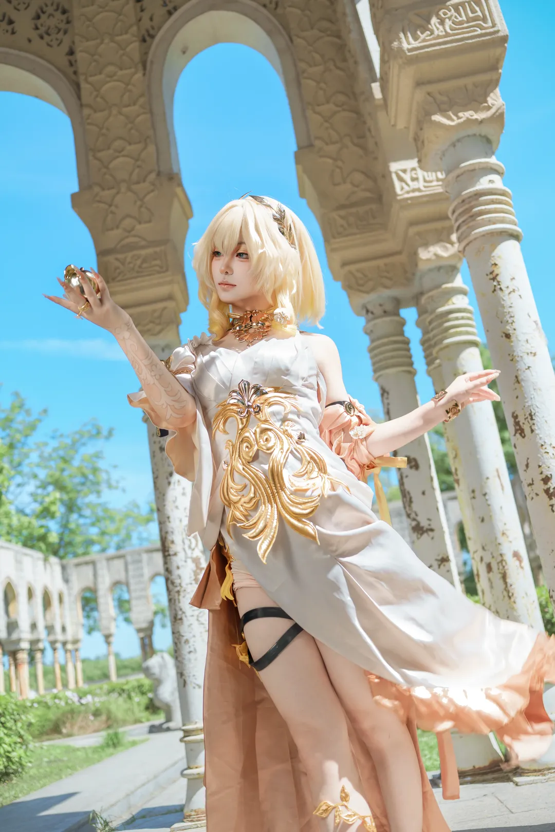 Aglaea Cosplay, Honkai: Star Rail, Cosplay photography, Location recreation, Gold decoration
