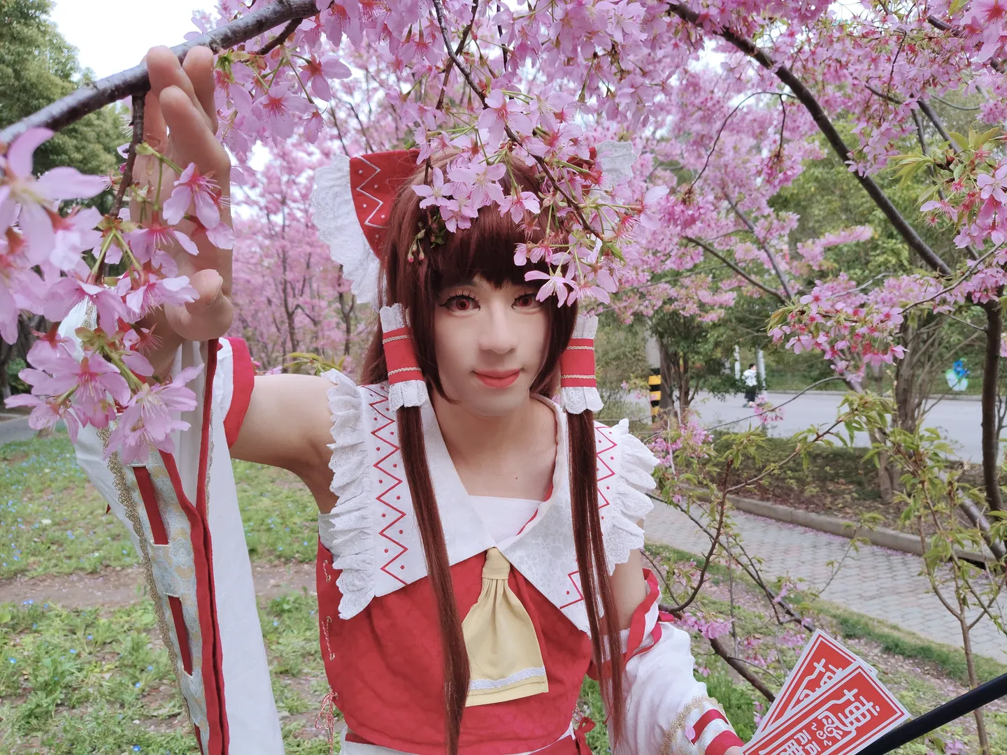 博丽灵梦cos, 东方project, 樱花外景, 巫女服, 白丝袜 - 第2张