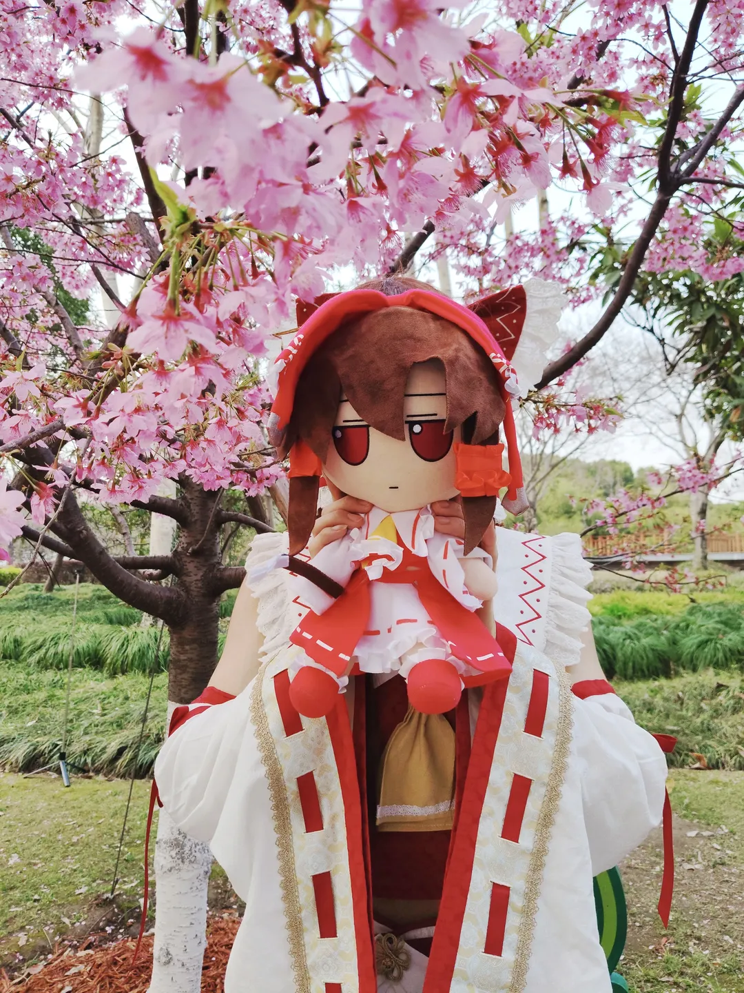 博丽灵梦cos, 东方Project, 二次元看见计划, fumo, 春日外景cosplay - 第2张
