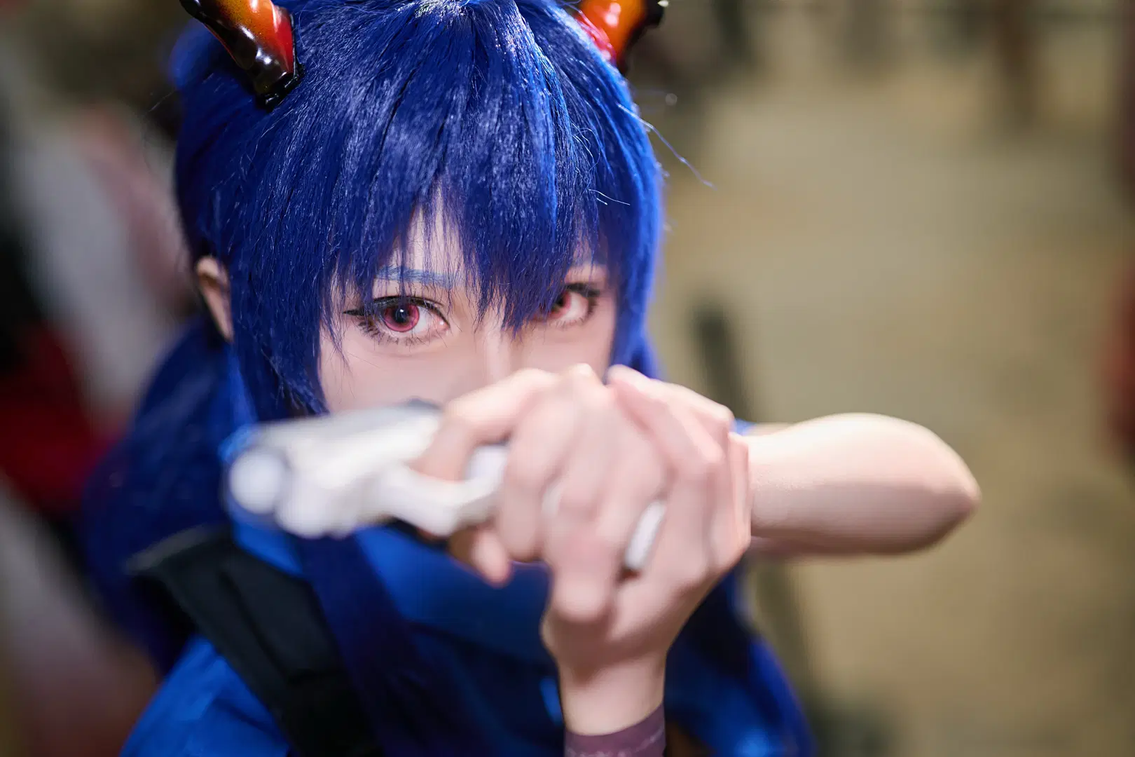 明日方舟, cosplay摄影, 蓝发红瞳, 陈cos, 战斗姿态