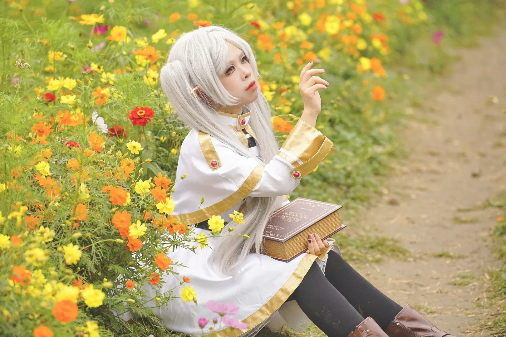 【芙莉莲cos】圆明园花海里的超自然甩发 - 程阿尧 - 第2张