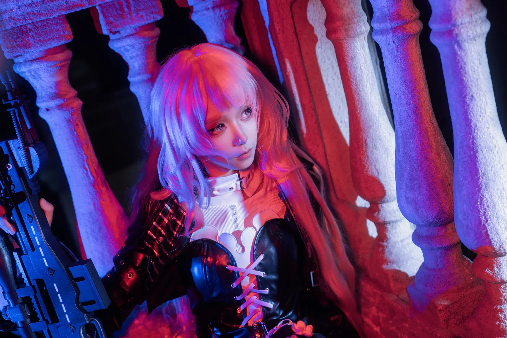 【レミュアンコスプレ】アークナイツ 聖なる白ドレスとネオン・タクティカルスタイルのギャップ美 - Zhu_SAMA - 4枚目