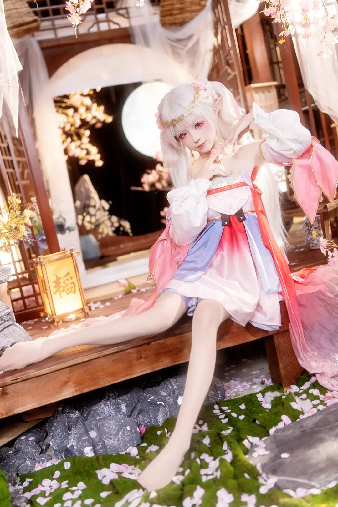 【今汐コスプレ】鳴潮 今汐「桃の夭夭たる」、春風に舞う白ストッキングの妖精 - Kirito君 - 2枚目