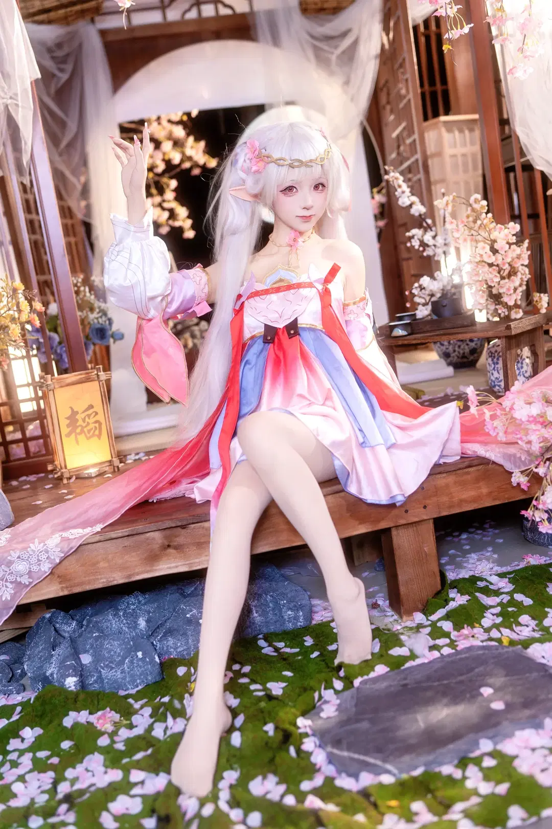 【今汐コスプレ】鳴潮 今汐「桃の夭夭たる」、春風に舞う白ストッキングの妖精 - Kirito君 - 3枚目