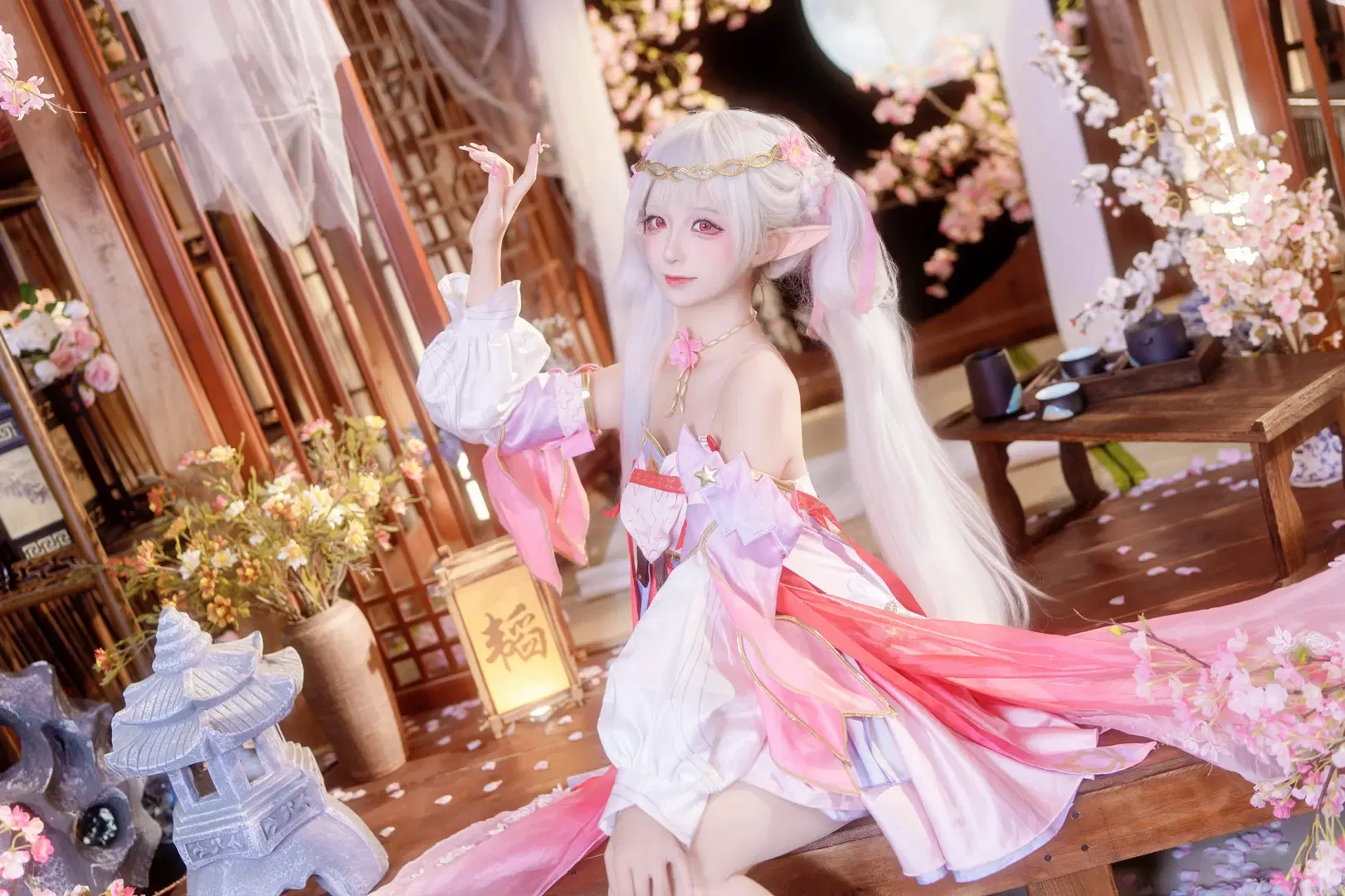 【今汐コスプレ】鳴潮 今汐「桃の夭夭たる」、春風に舞う白ストッキングの妖精 - Kirito君 - 4枚目