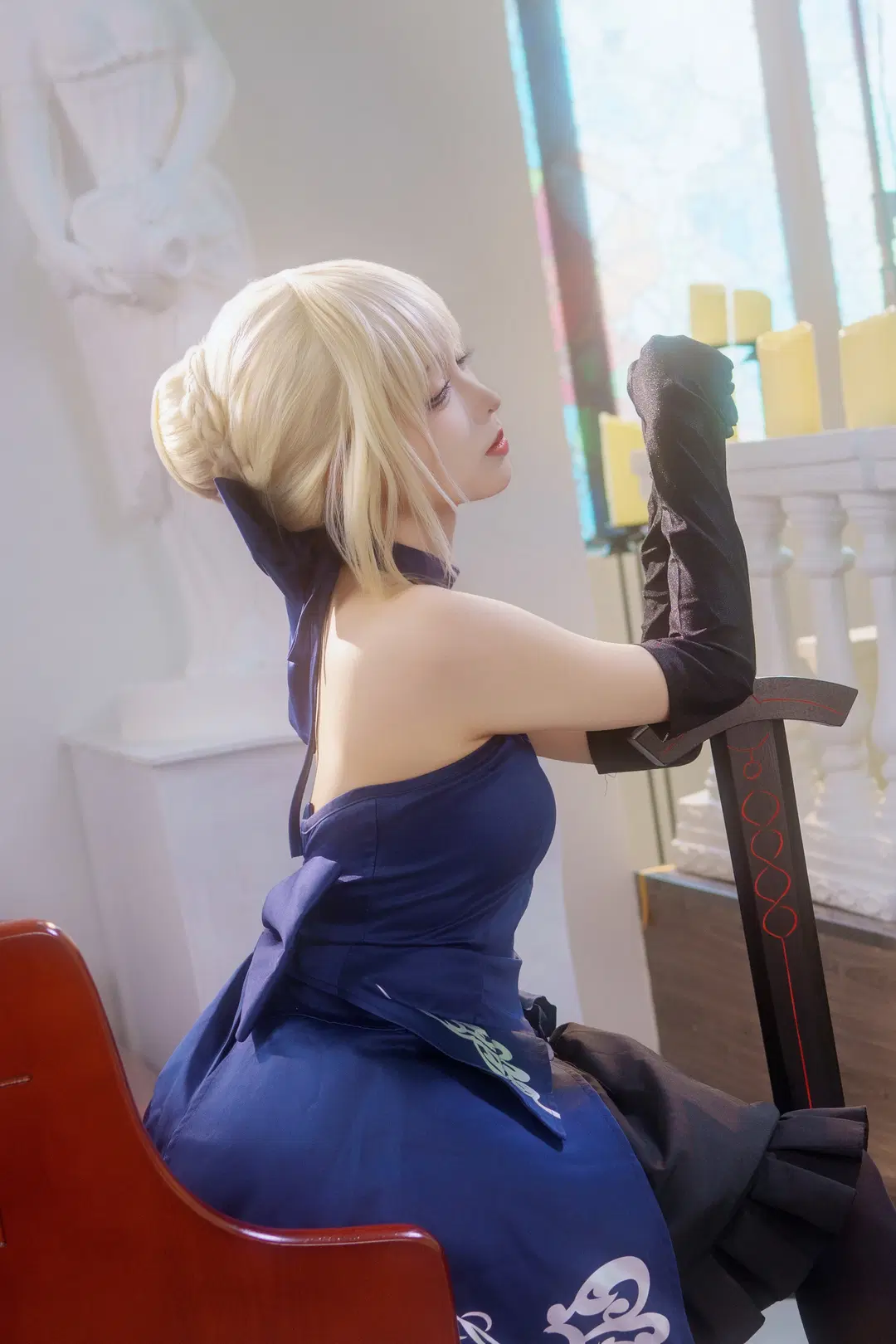[Altria cosplay] Fate/Grand Order Saber Alter's Quiet Church Moment by Kirito君 - Image 2