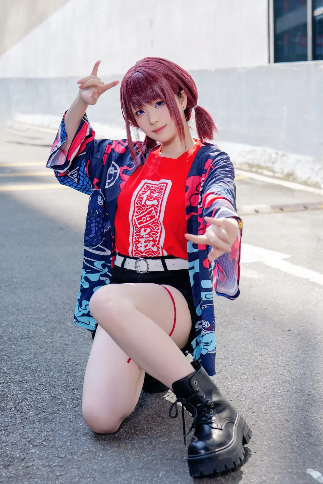 【井芹仁菜cos】哭泣少女乐队的摇滚魂，红蓝配色的街头酷飒场照 - Kirito君 - 第2张