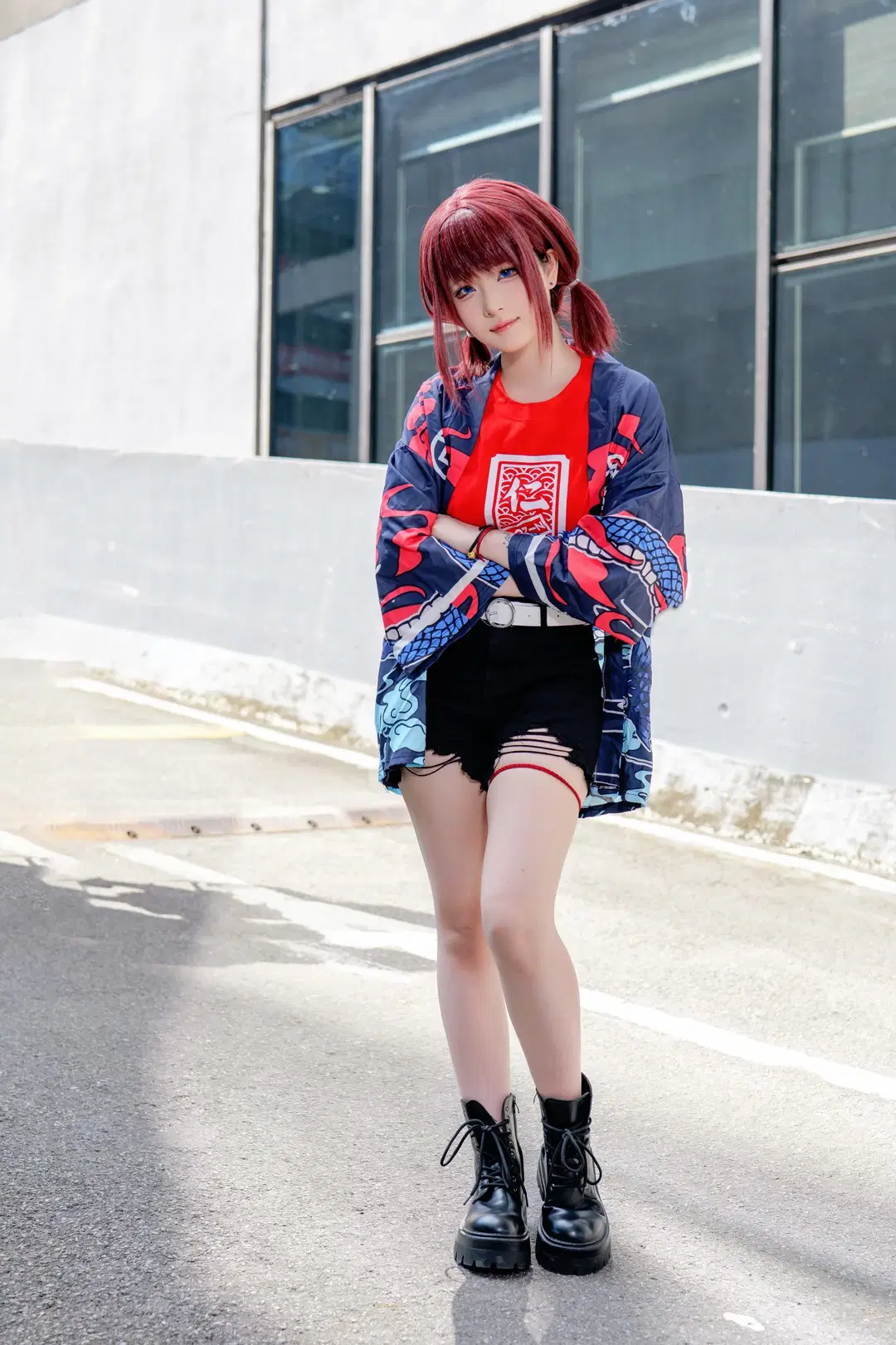 【井芹仁菜cos】哭泣少女乐队的摇滚魂，红蓝配色的街头酷飒场照 - Kirito君 - 第3张