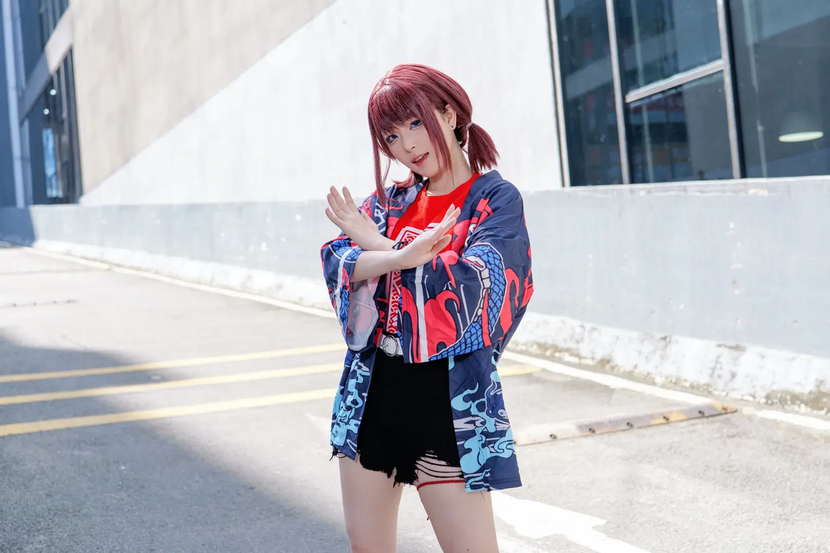 【井芹仁菜cos】哭泣少女乐队的摇滚魂，红蓝配色的街头酷飒场照 - Kirito君 - 第7张