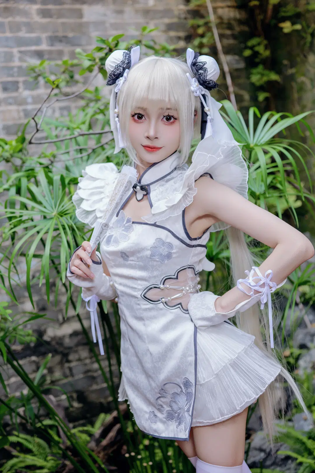 【殷紫萍コスプレ】『NARAKA: BLADEPOINT』チャイナドレスロケ撮影：白ストッキングと扇子が彩る中庭の風雅 - Kirito君 - 2枚目