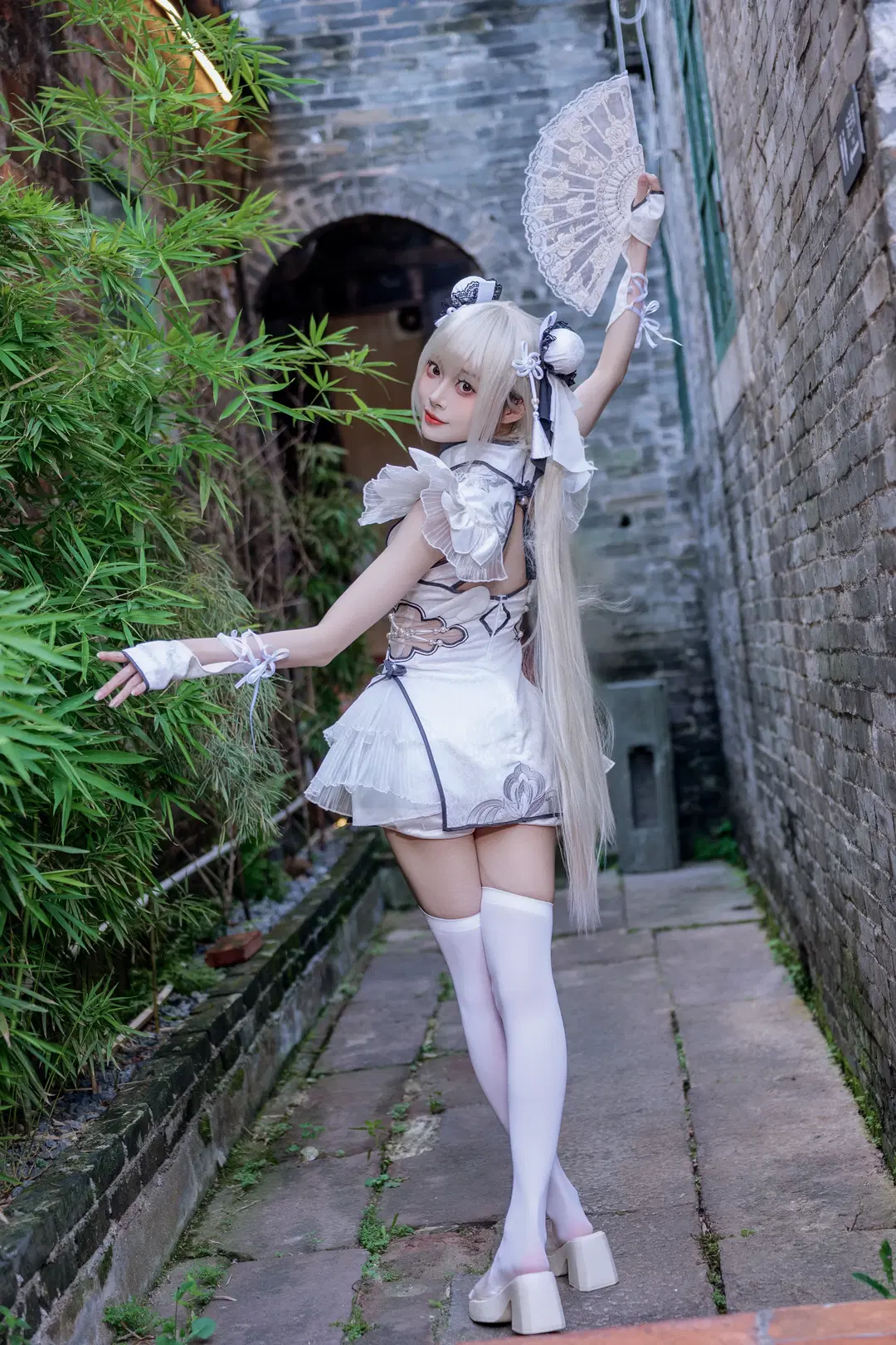 【殷紫萍コスプレ】『NARAKA: BLADEPOINT』チャイナドレスロケ撮影：白ストッキングと扇子が彩る中庭の風雅 - Kirito君 - 3枚目