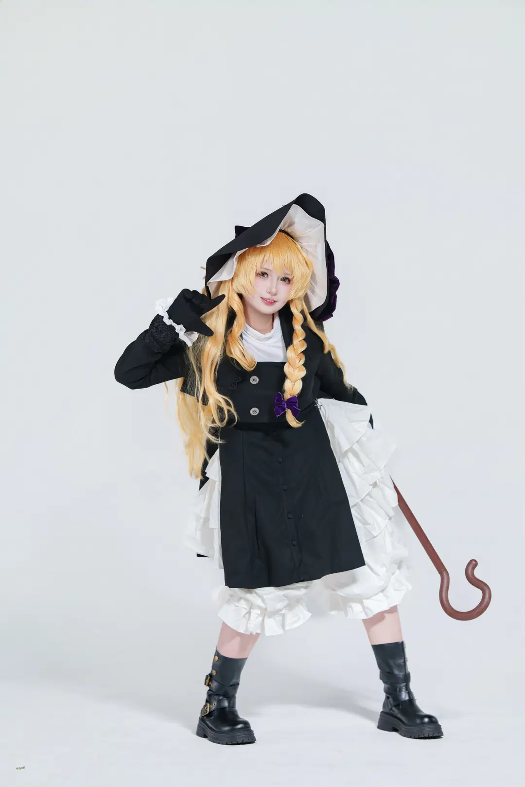 [Marisa Kirisame cosplay] Touhou Project Mage: Classic Black & White and Broomstick in a Fantasy Freeze-Frame by 肉纸 - Image 2