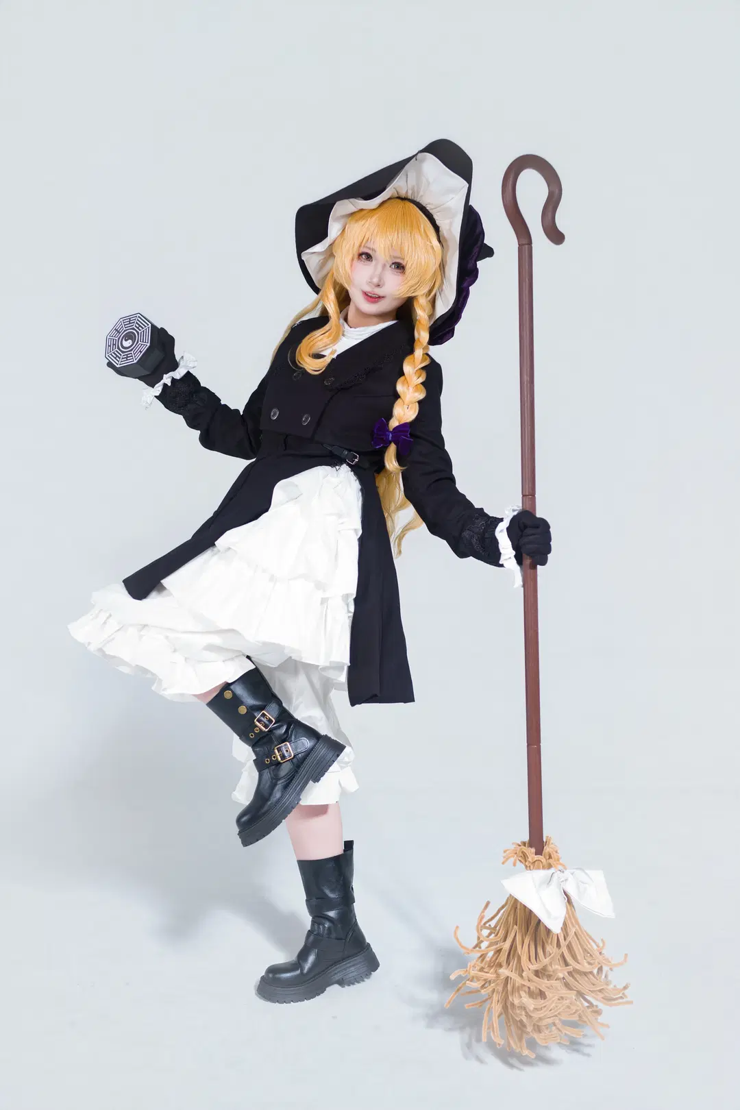 [Marisa Kirisame cosplay] Touhou Project Mage: Classic Black & White and Broomstick in a Fantasy Freeze-Frame by 肉纸 - Image 4