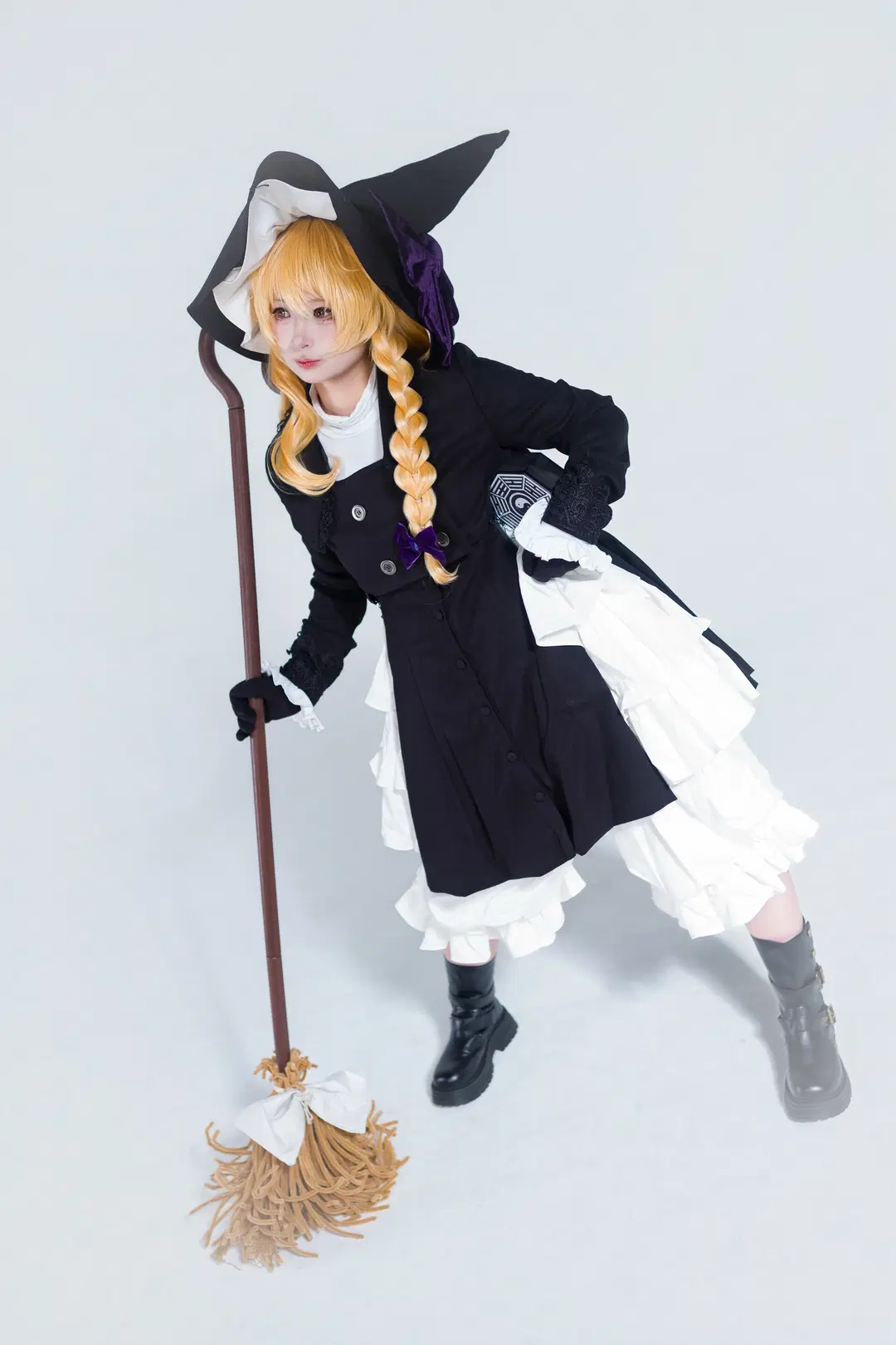 [Marisa Kirisame cosplay] Touhou Project Mage: Classic Black & White and Broomstick in a Fantasy Freeze-Frame by 肉纸 - Image 5