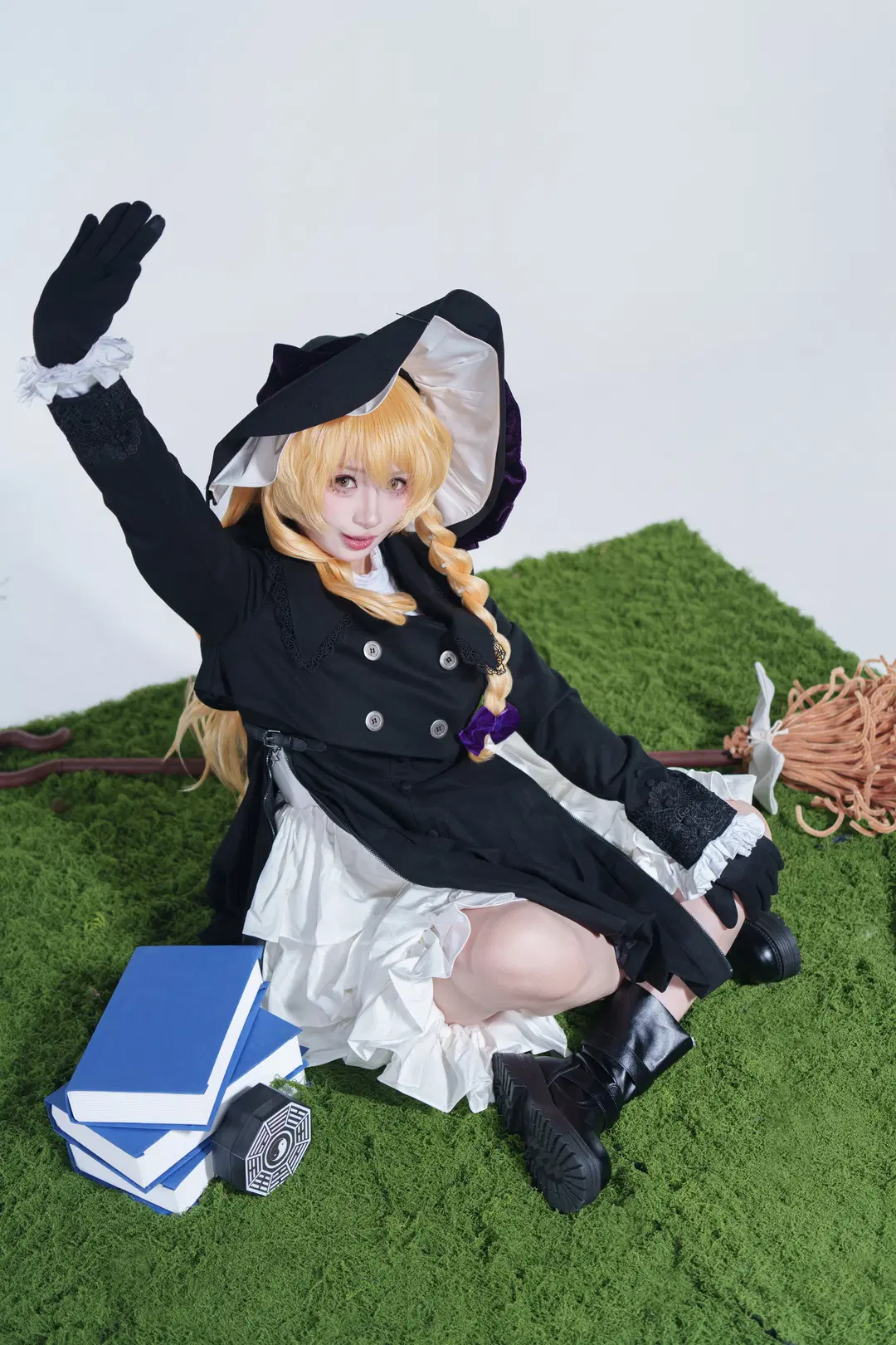 [Marisa Kirisame cosplay] Touhou Project Mage: Classic Black & White and Broomstick in a Fantasy Freeze-Frame by 肉纸 - Image 6