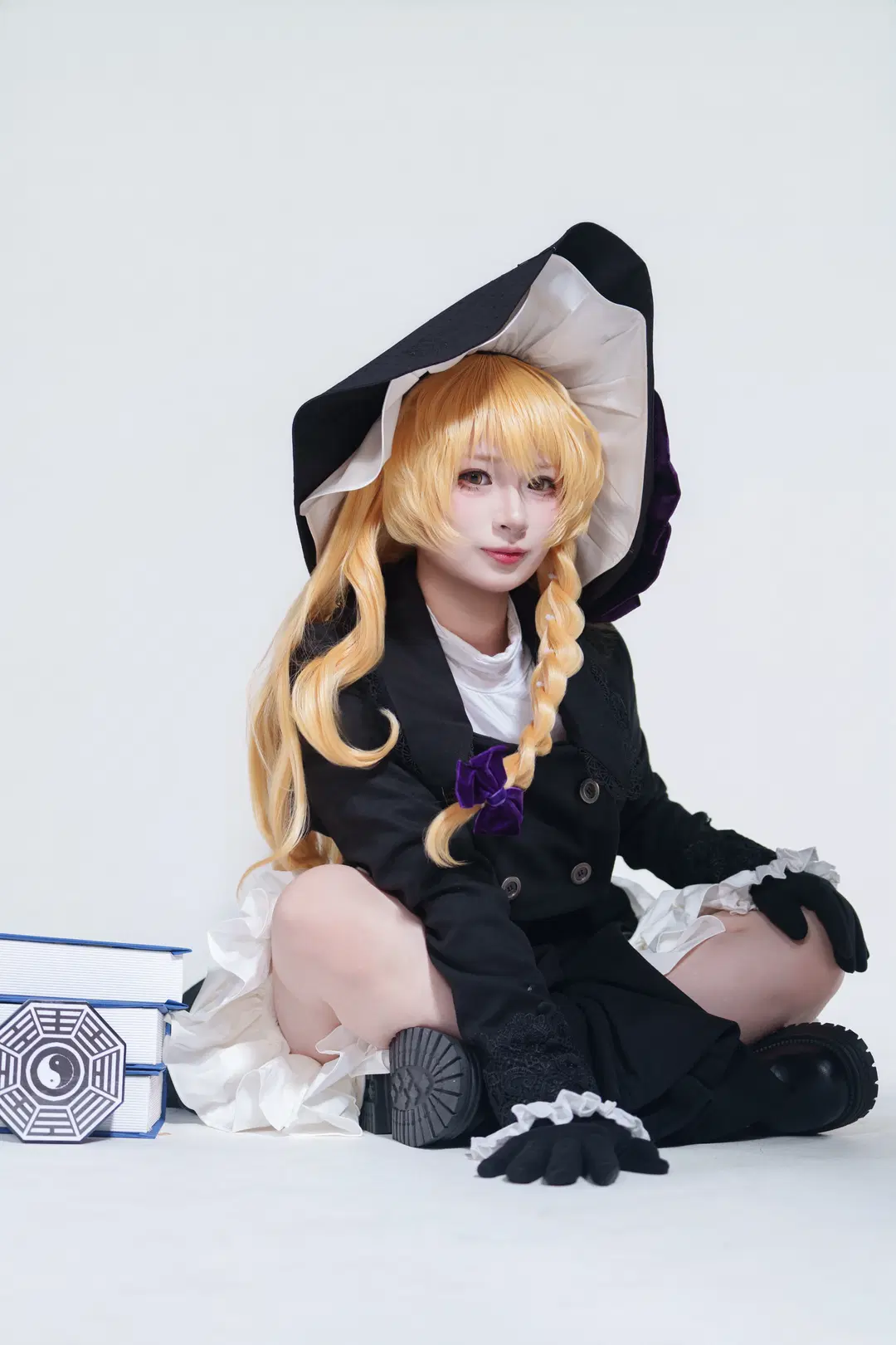 [Marisa Kirisame cosplay] Touhou Project Mage: Classic Black & White and Broomstick in a Fantasy Freeze-Frame by 肉纸 - Image 7