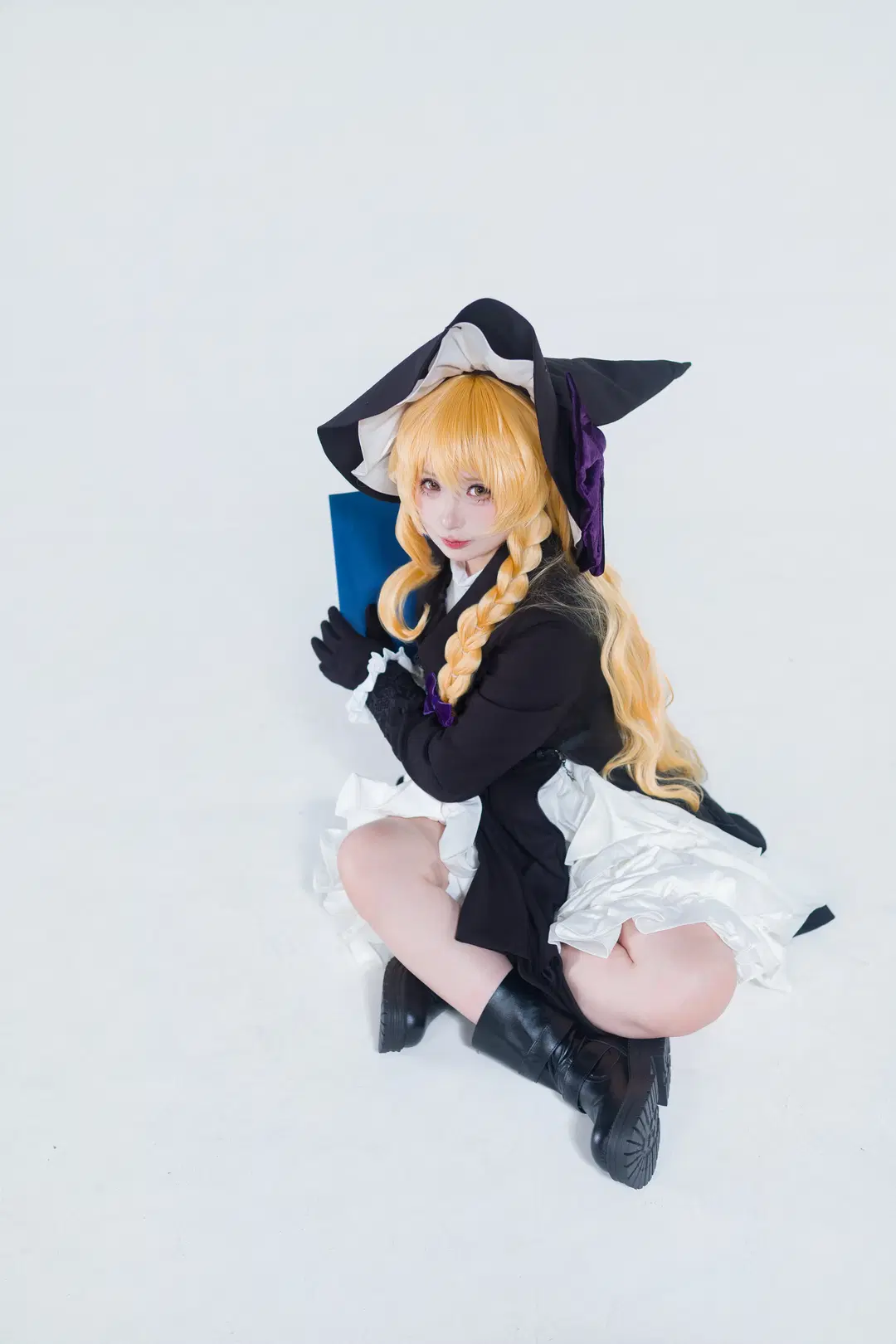 [Marisa Kirisame cosplay] Touhou Project Mage: Classic Black & White and Broomstick in a Fantasy Freeze-Frame by 肉纸 - Image 8