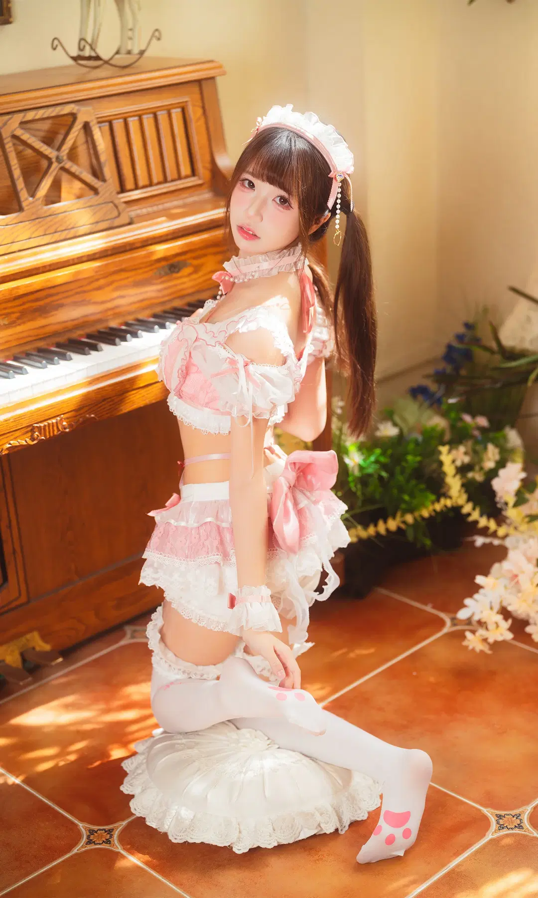 女仆装cos, 双马尾cos, 甜美少女写真, 猫爪白丝, 钢琴室内摄影