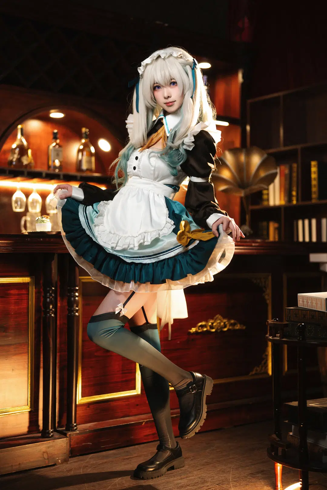 角色扮演, 流萤cos, 女仆装, 复古酒吧, 灰绿丝袜