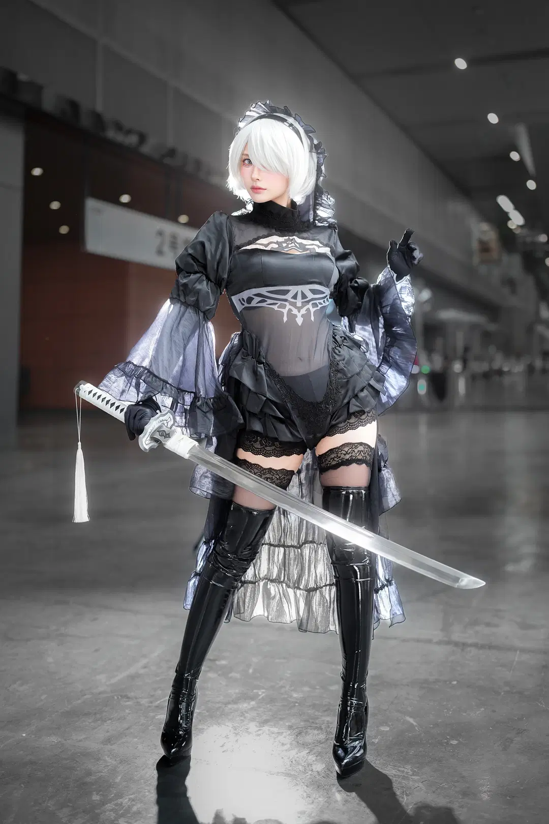 【2Bコスプレ】花嫁姿のイベント写真、黒ヴェールとエナメルロングブーツの重厚な美 - 摸一凹猫（2_5次元版） - 3枚目