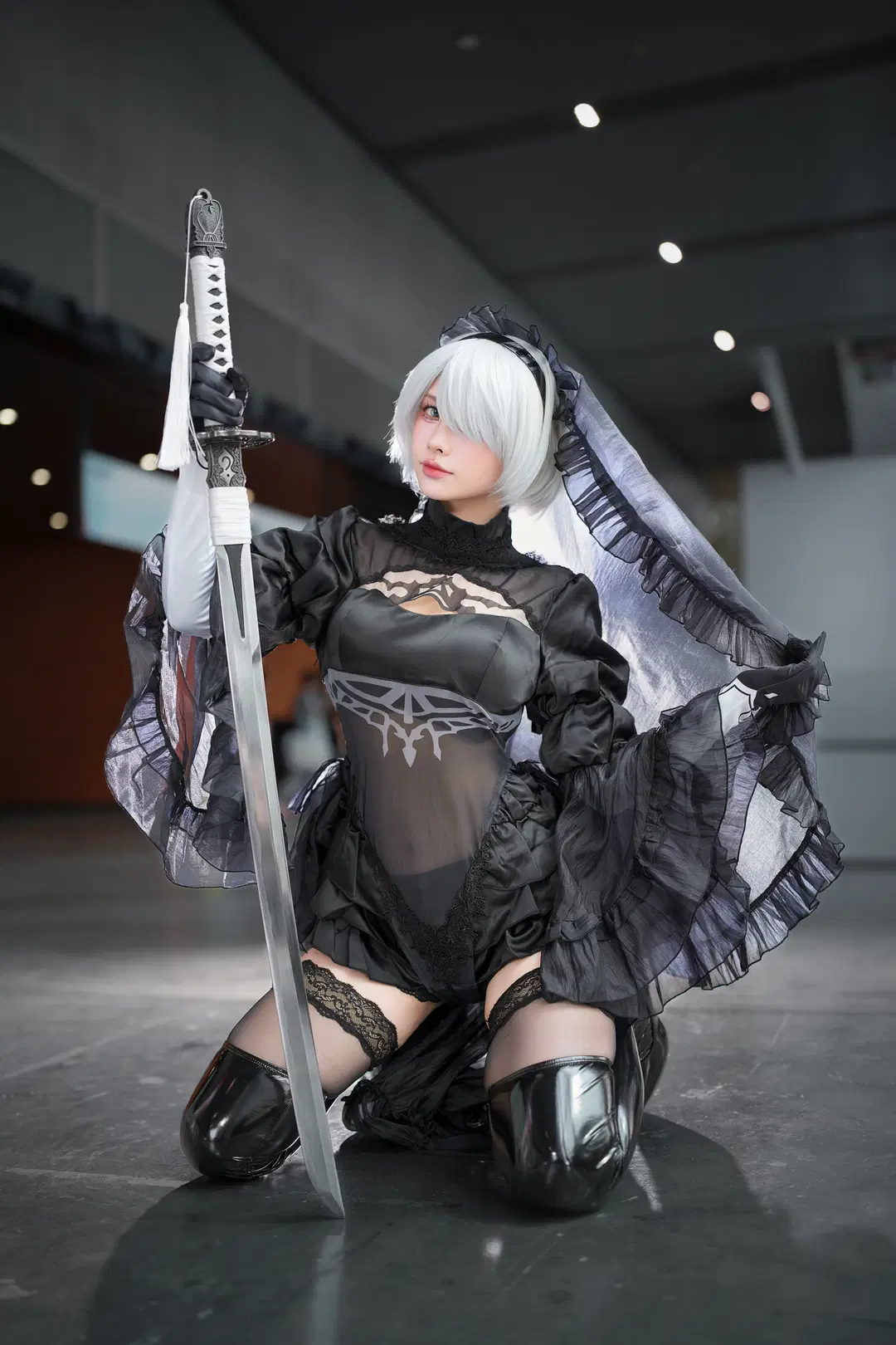 【2Bコスプレ】花嫁姿のイベント写真、黒ヴェールとエナメルロングブーツの重厚な美 - 摸一凹猫（2_5次元版） - 4枚目