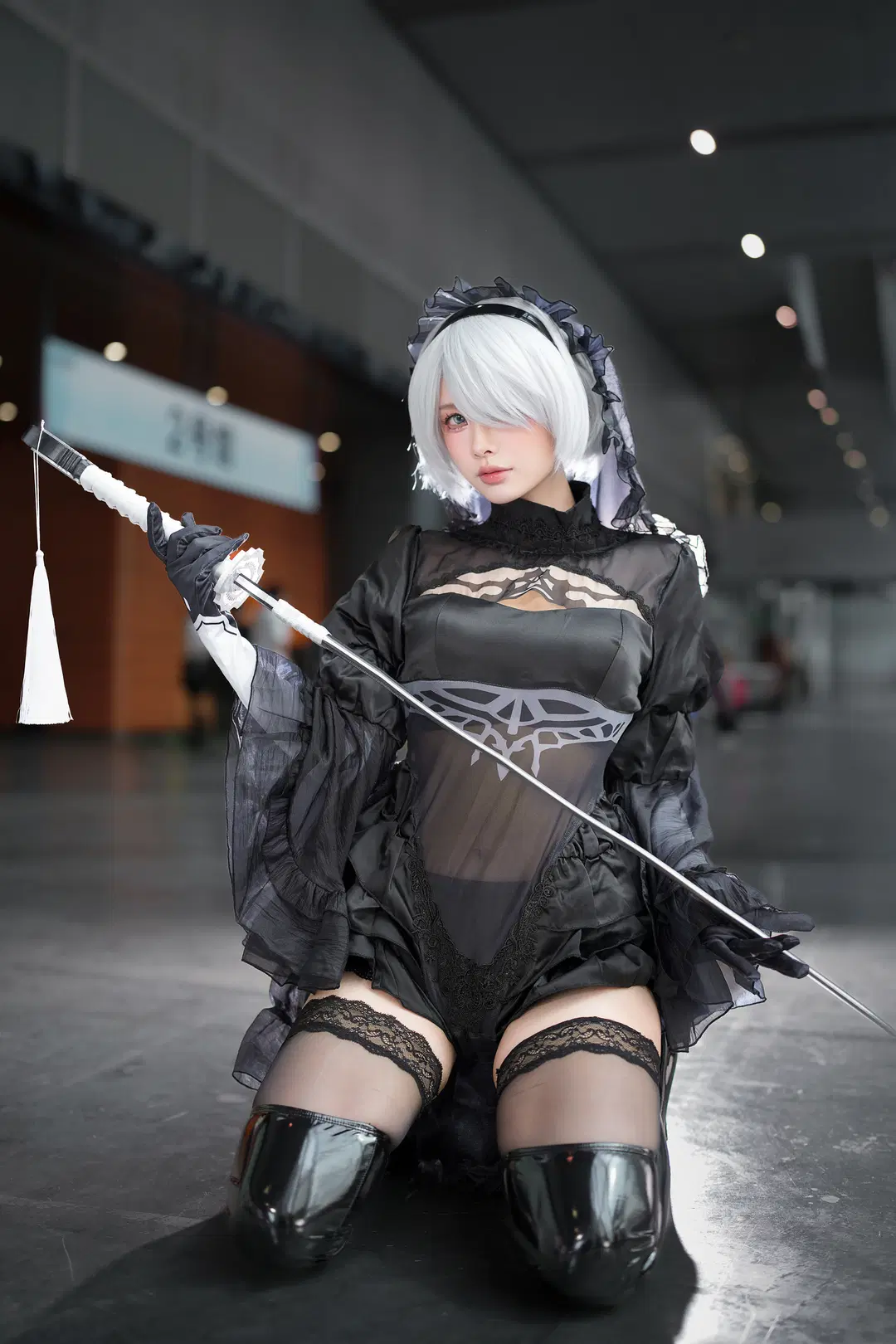 【2Bコスプレ】花嫁姿のイベント写真、黒ヴェールとエナメルロングブーツの重厚な美 - 摸一凹猫（2_5次元版） - 5枚目