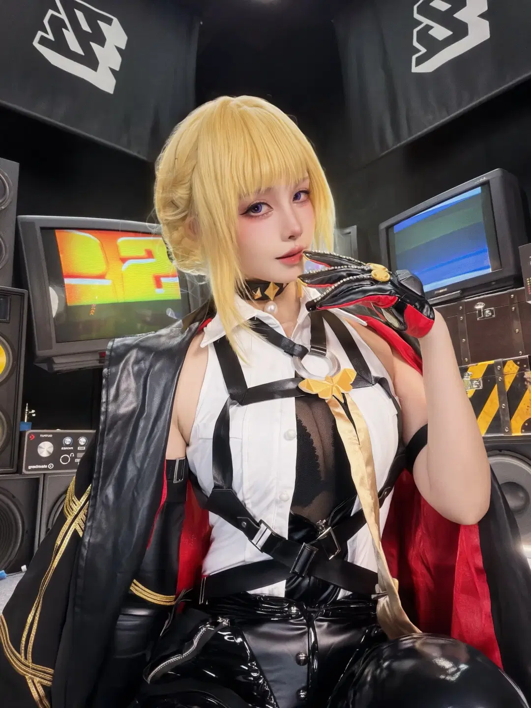 【伊芙琳cos】绝区零这套皮衣造型真的太带感了 - 摸一凹猫（2_5次元版） - 第4张