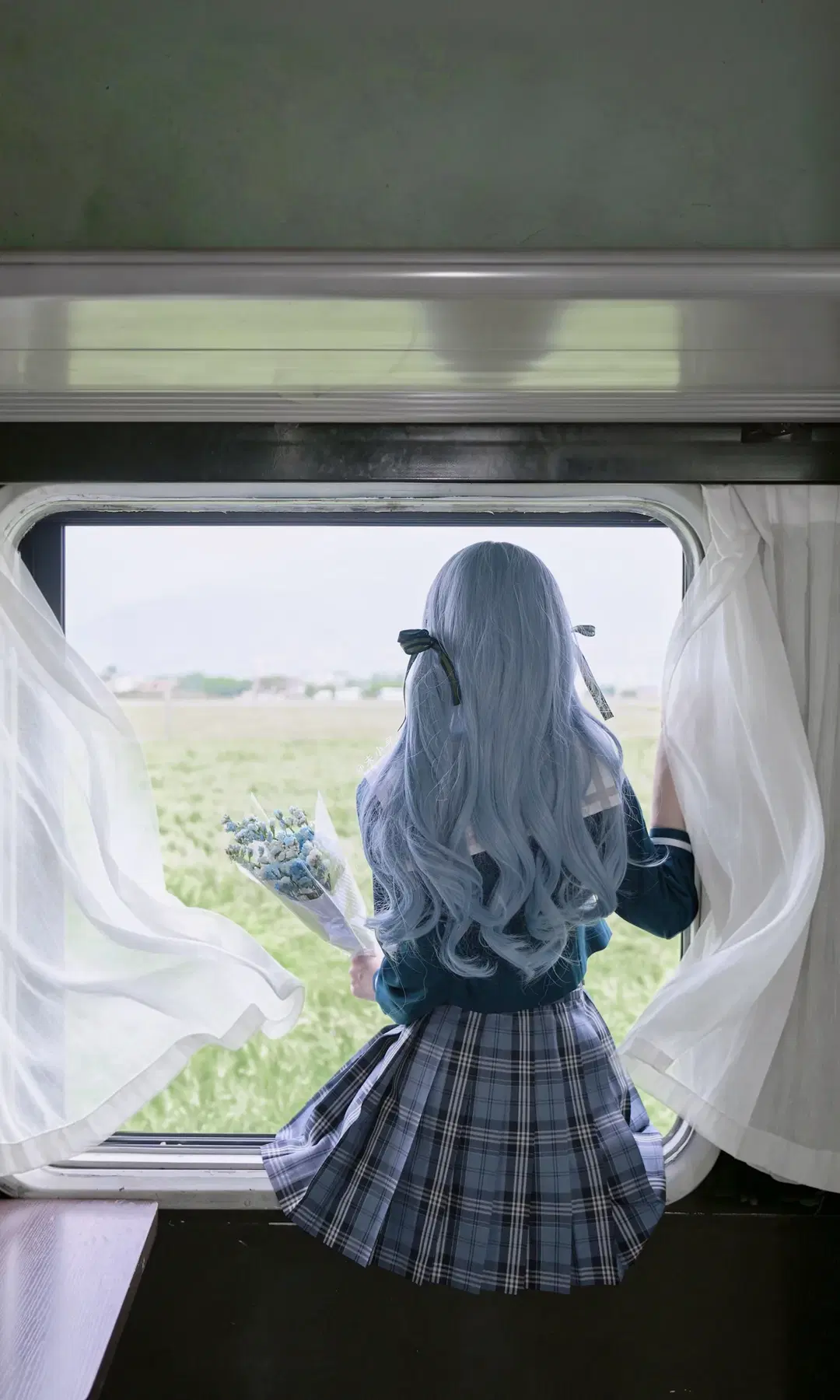 【豊川祥子 コスプレ】『バンドリ！ MyGO!!!!!』春の列車に佇む蒼髪の少女 - Dr_Chocolate - 2枚目