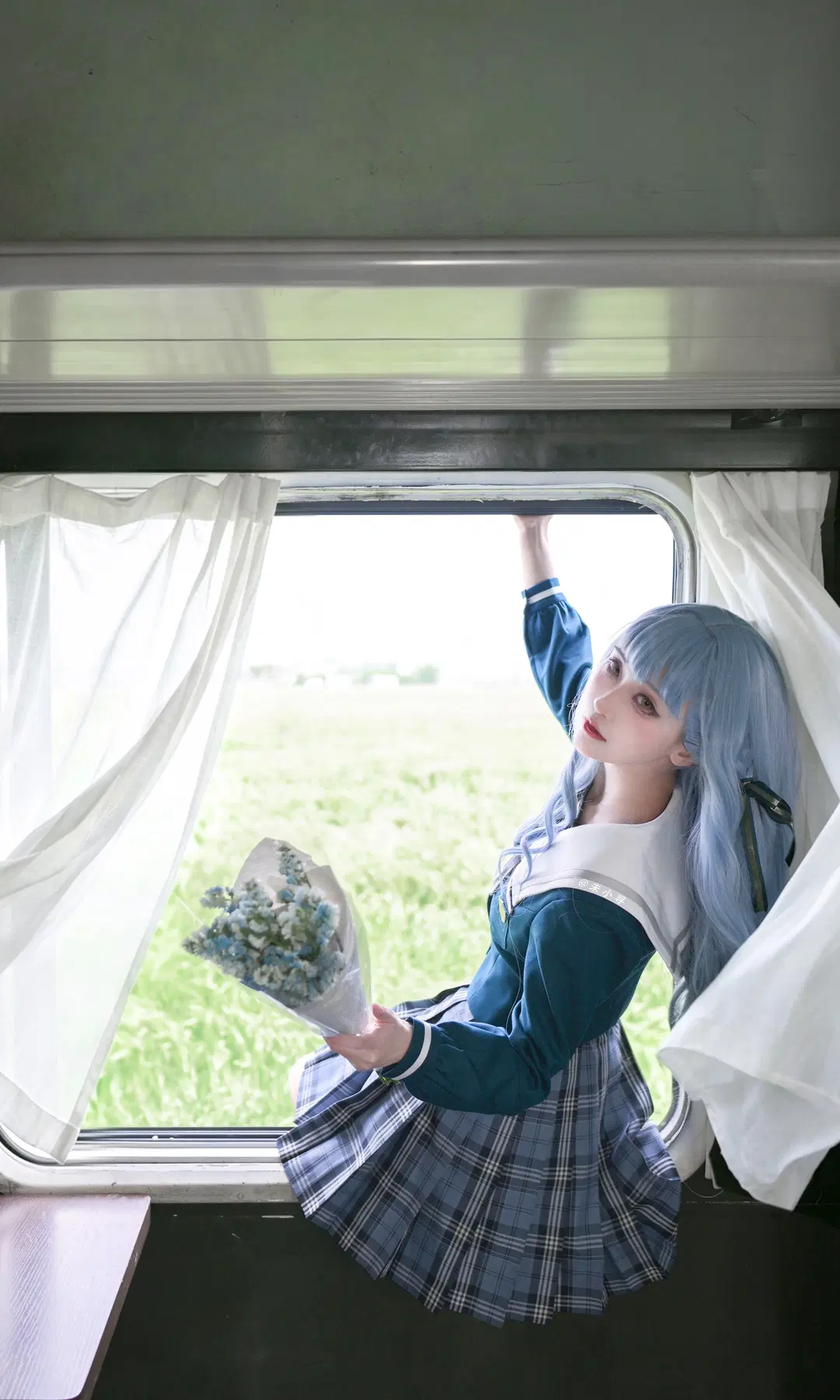 【豊川祥子 コスプレ】『バンドリ！ MyGO!!!!!』春の列車に佇む蒼髪の少女 - Dr_Chocolate - 3枚目
