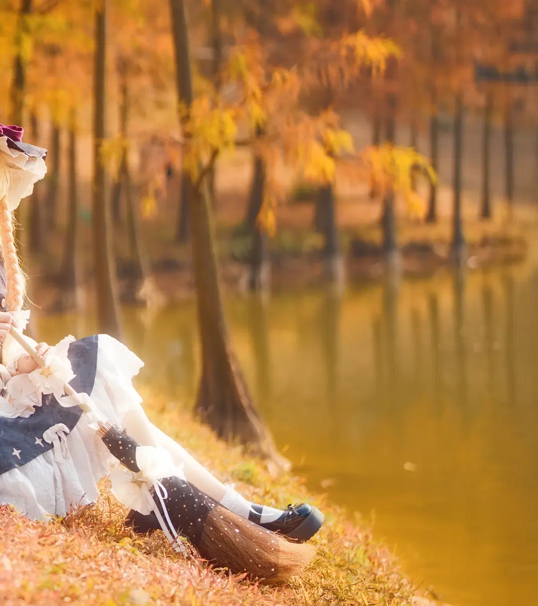 [Marisa Kirisame cosplay] The Magician by the Autumn Waterside: Capturing the Golden Rim Light by 植物菌 - Image 3