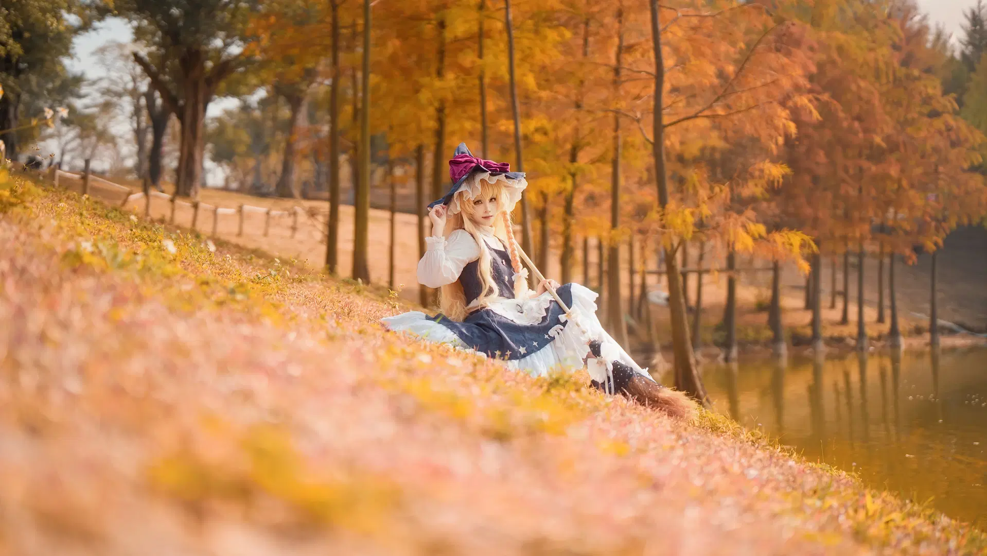 [Marisa Kirisame cosplay] The Magician by the Autumn Waterside: Capturing the Golden Rim Light by 植物菌 - Image 4