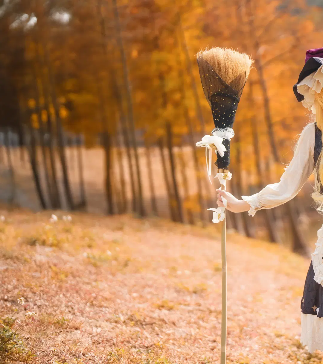 [Marisa Kirisame cosplay] The Magician by the Autumn Waterside: Capturing the Golden Rim Light by 植物菌 - Image 5
