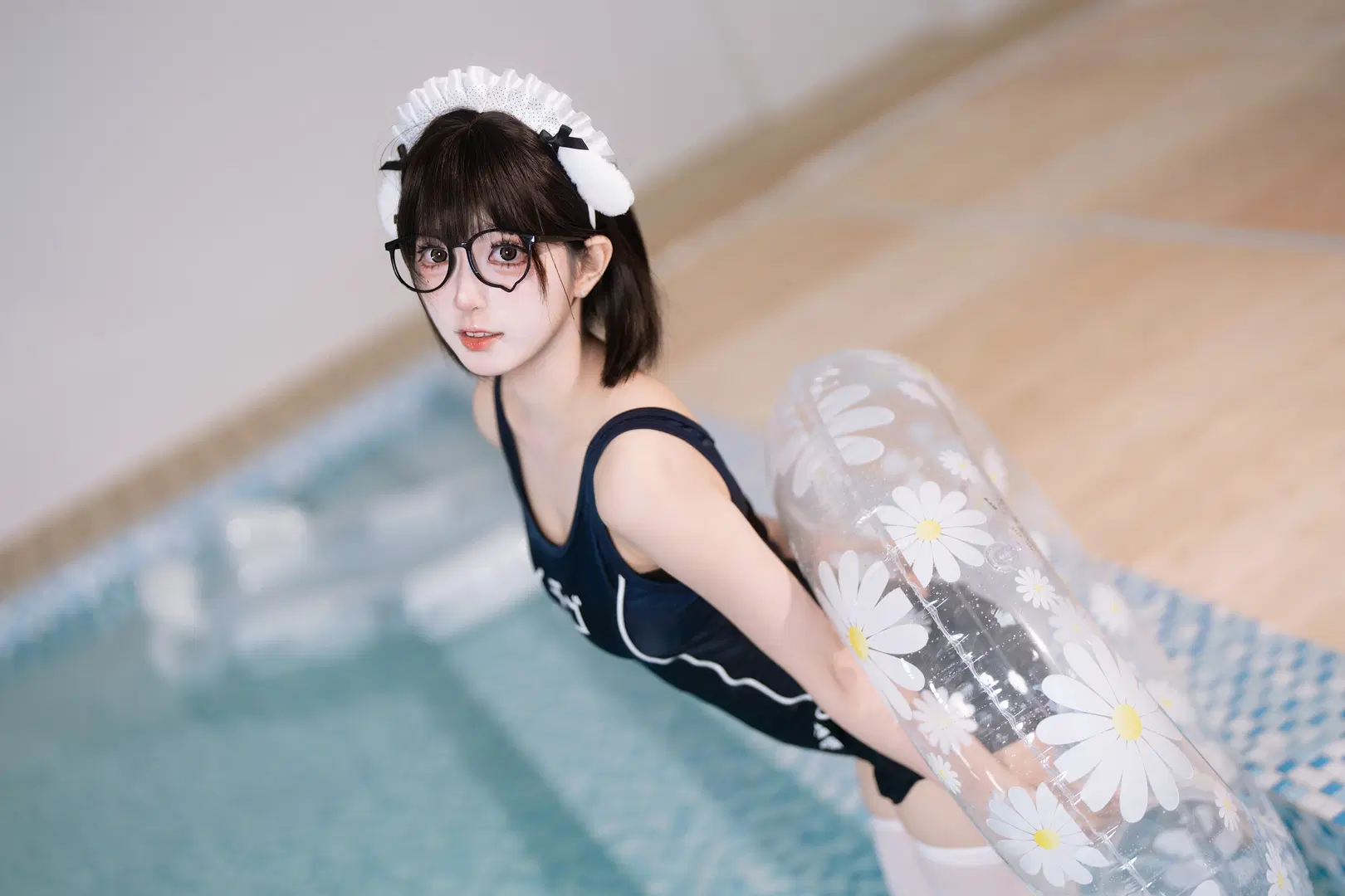 夏のプール写真：スクール水着×白ストッキング×メガネの二次元夏コーデ - 植物菌 - 3枚目