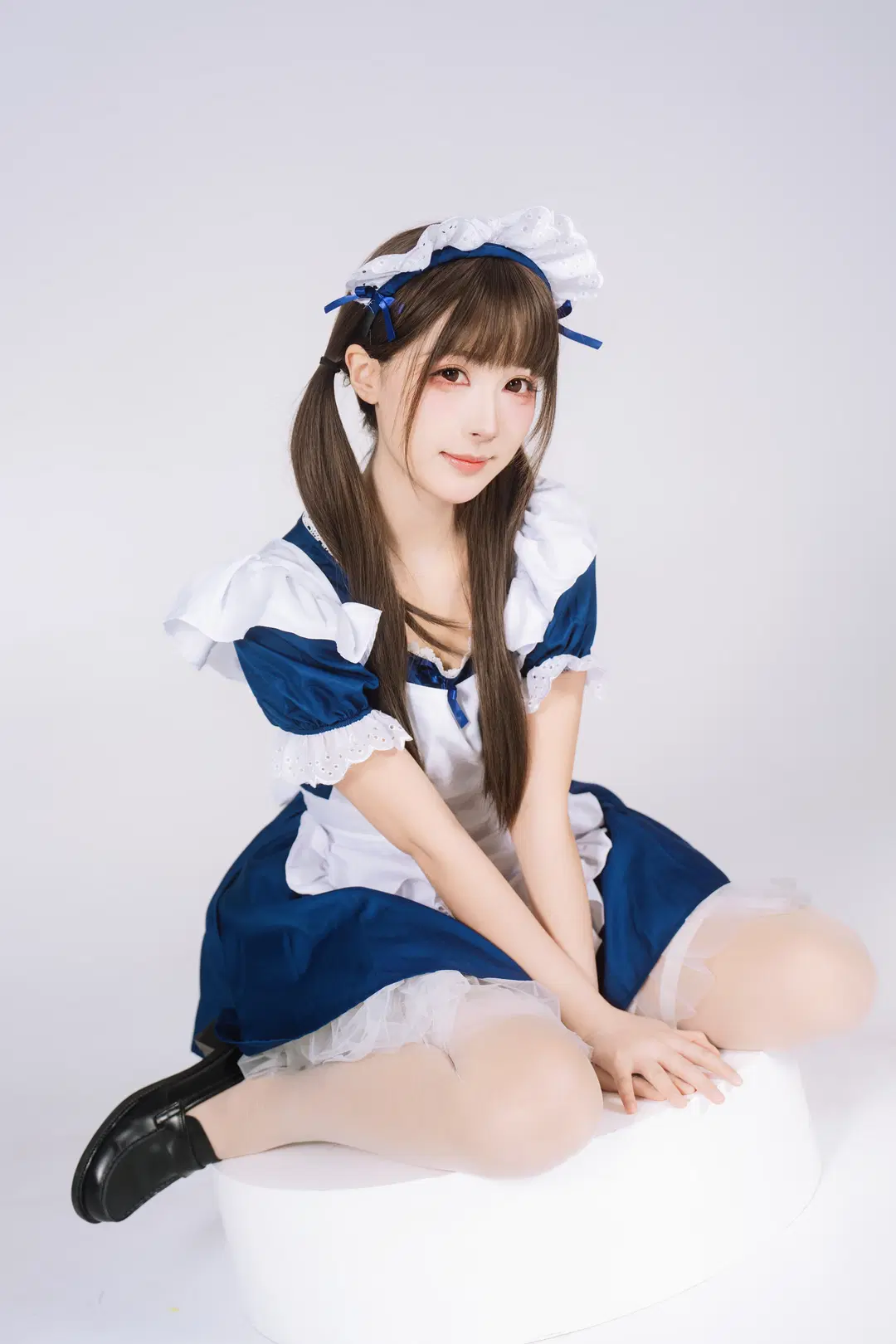 Blue-and-White Maid Outfit with White Stockings: Sweet Girl Posing Guide in White Studio Photography by 植物菌 - Image 3