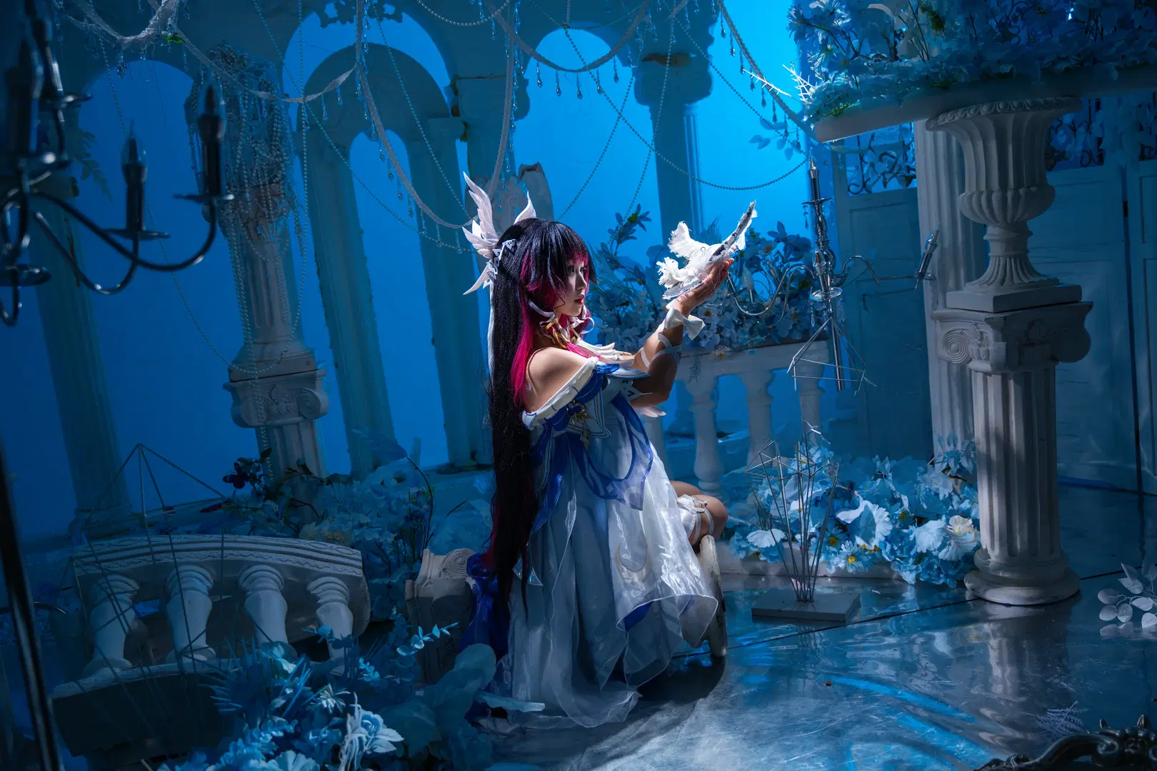 [Columbina Cosplay] Low-Key Studio Photoshoot Record: Blue-and-White Wings & Geometric Mask by 拾月影棚 - Image 10