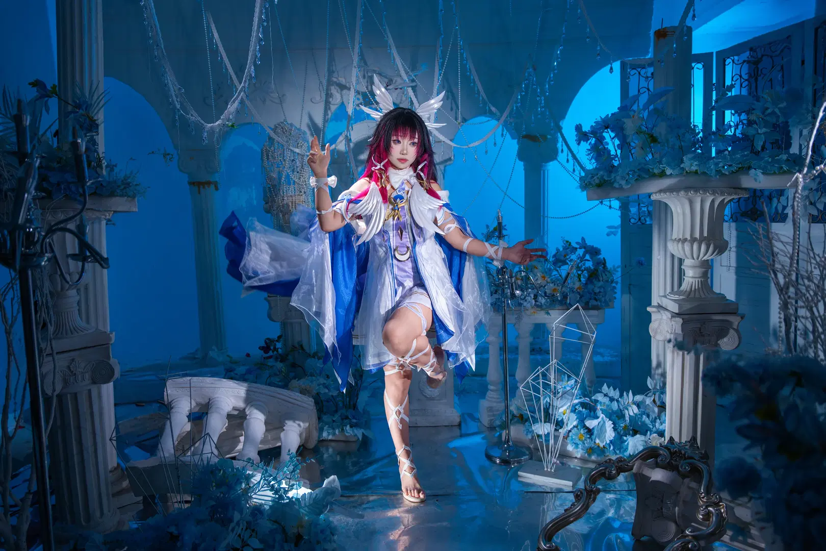 [Columbina Cosplay] Low-Key Studio Photoshoot Record: Blue-and-White Wings & Geometric Mask by 拾月影棚 - Image 11