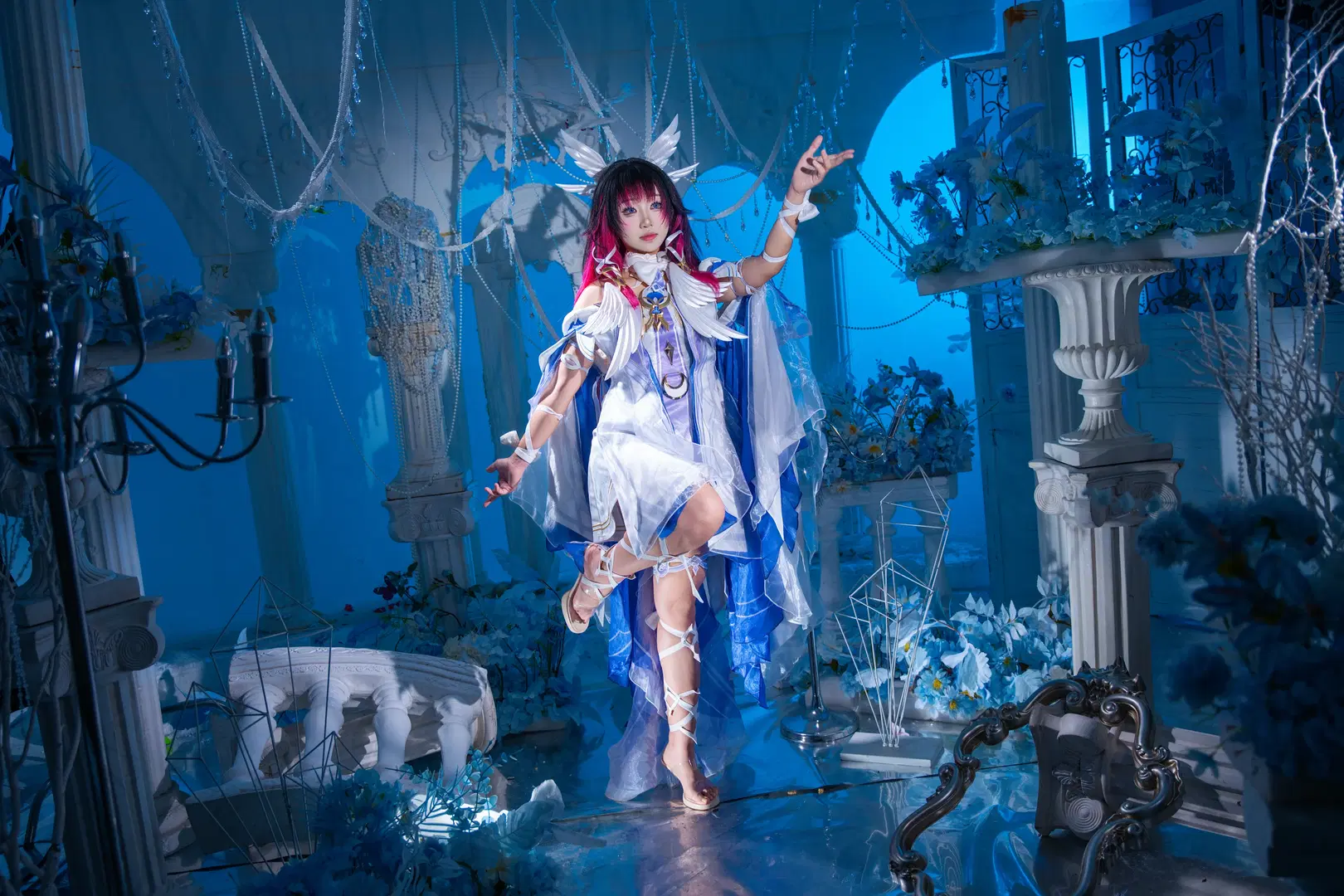 [Columbina Cosplay] Low-Key Studio Photoshoot Record: Blue-and-White Wings & Geometric Mask by 拾月影棚 - Image 12