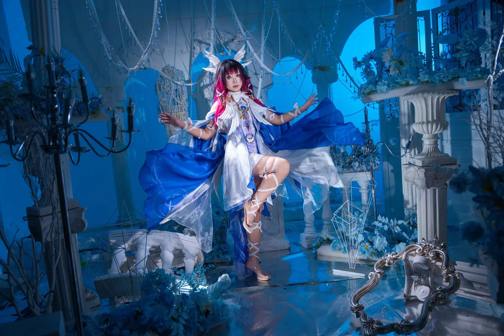 [Columbina Cosplay] Low-Key Studio Photoshoot Record: Blue-and-White Wings & Geometric Mask by 拾月影棚 - Image 2