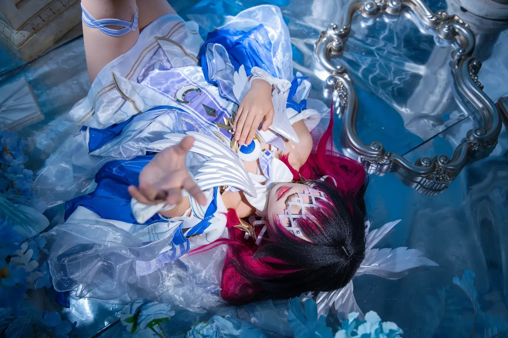 [Columbina Cosplay] Low-Key Studio Photoshoot Record: Blue-and-White Wings & Geometric Mask by 拾月影棚 - Image 3