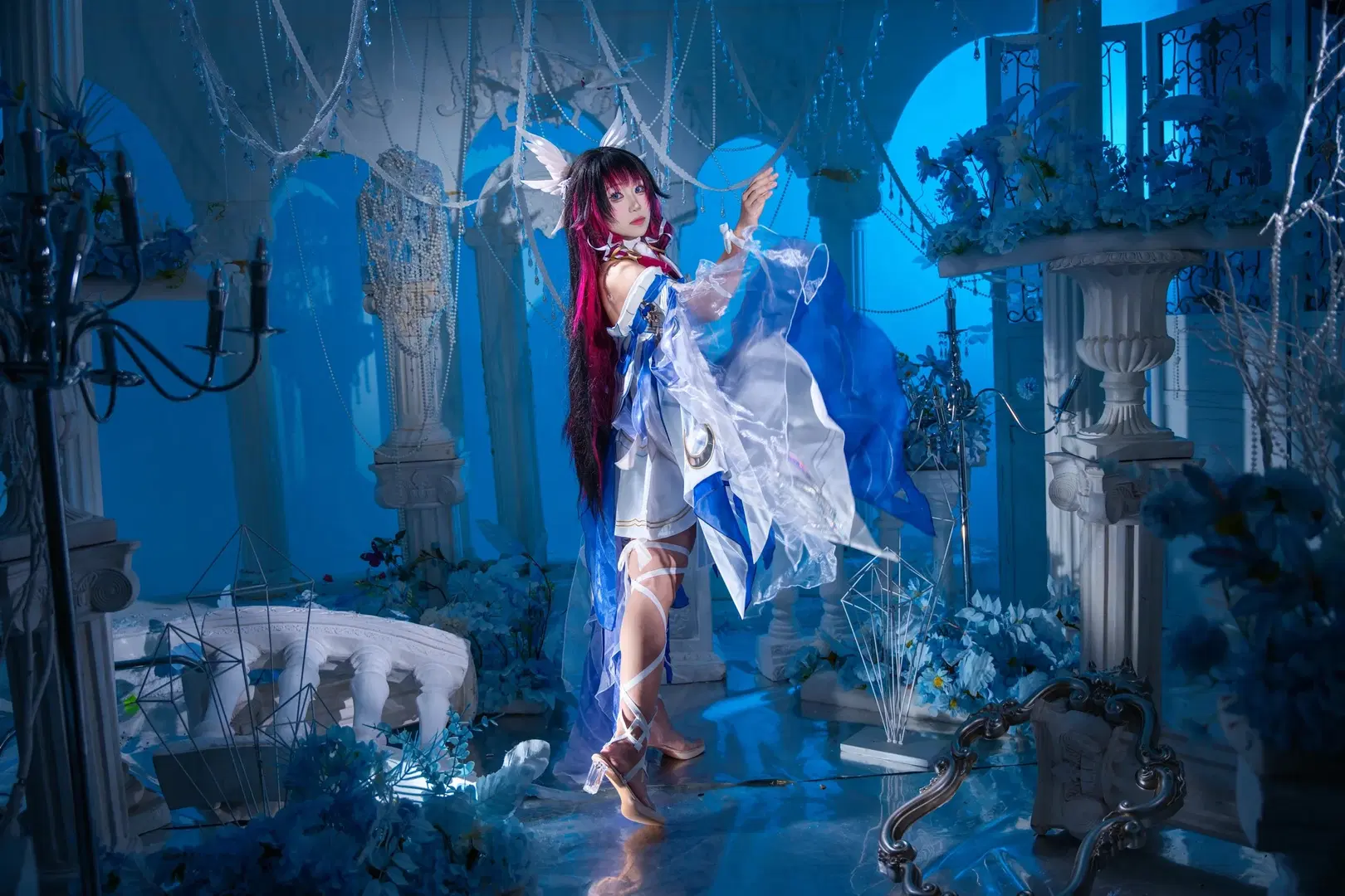 [Columbina Cosplay] Low-Key Studio Photoshoot Record: Blue-and-White Wings & Geometric Mask by 拾月影棚 - Image 4