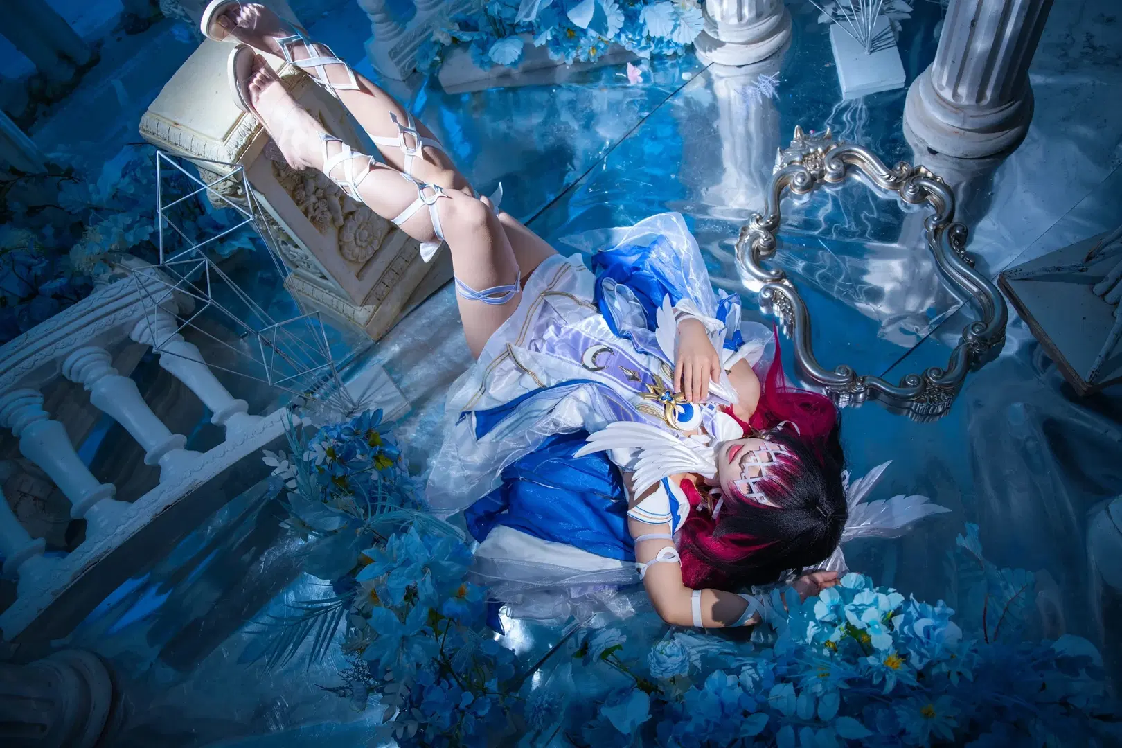 [Columbina Cosplay] Low-Key Studio Photoshoot Record: Blue-and-White Wings & Geometric Mask by 拾月影棚 - Image 5