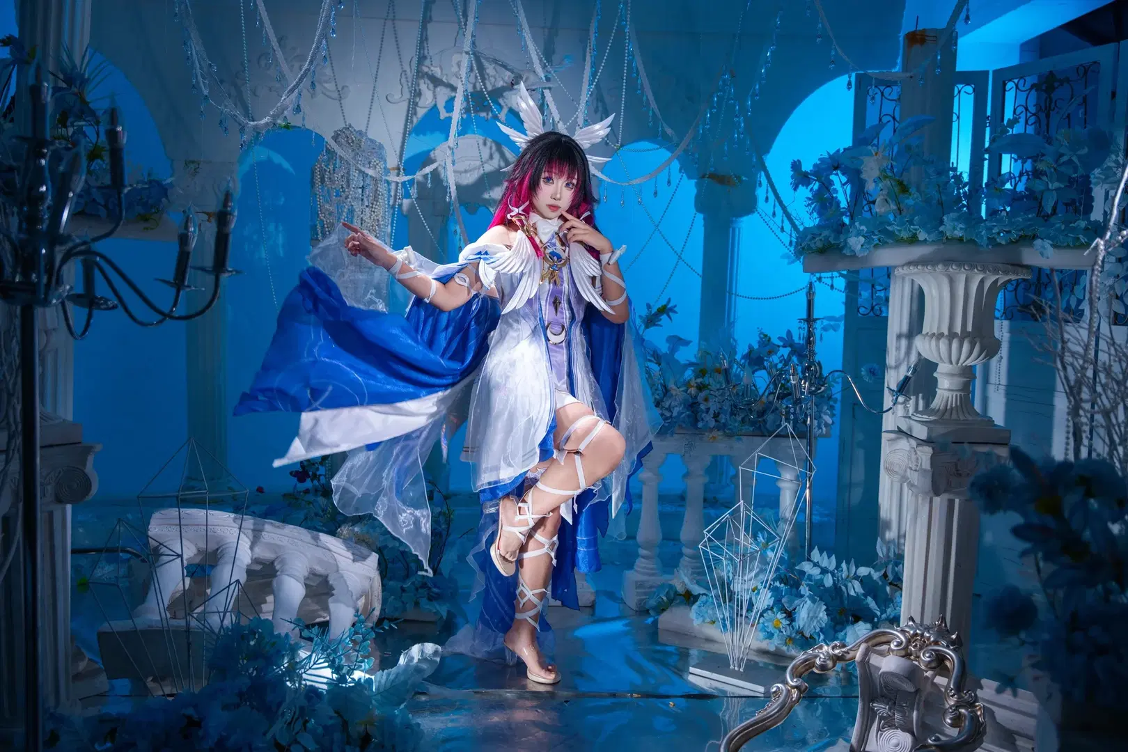 [Columbina Cosplay] Low-Key Studio Photoshoot Record: Blue-and-White Wings & Geometric Mask by 拾月影棚 - Image 6