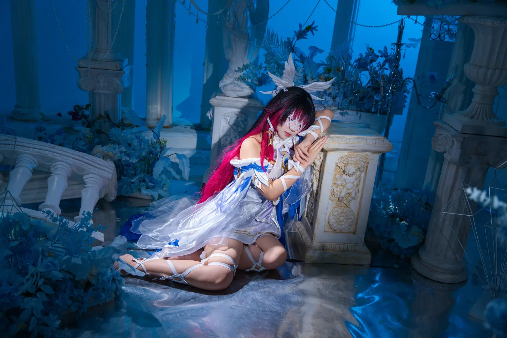 [Columbina Cosplay] Low-Key Studio Photoshoot Record: Blue-and-White Wings & Geometric Mask by 拾月影棚 - Image 7