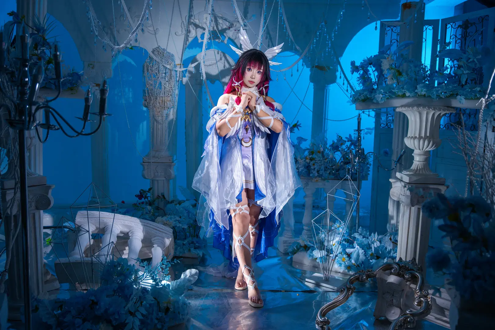 [Columbina Cosplay] Low-Key Studio Photoshoot Record: Blue-and-White Wings & Geometric Mask by 拾月影棚 - Image 8