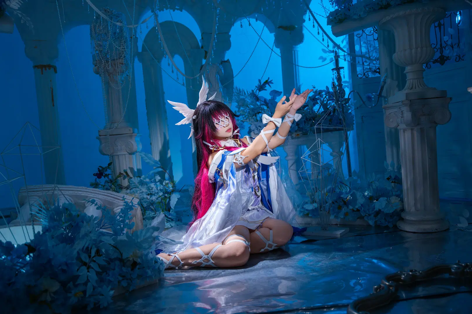 [Columbina Cosplay] Low-Key Studio Photoshoot Record: Blue-and-White Wings & Geometric Mask by 拾月影棚 - Image 9