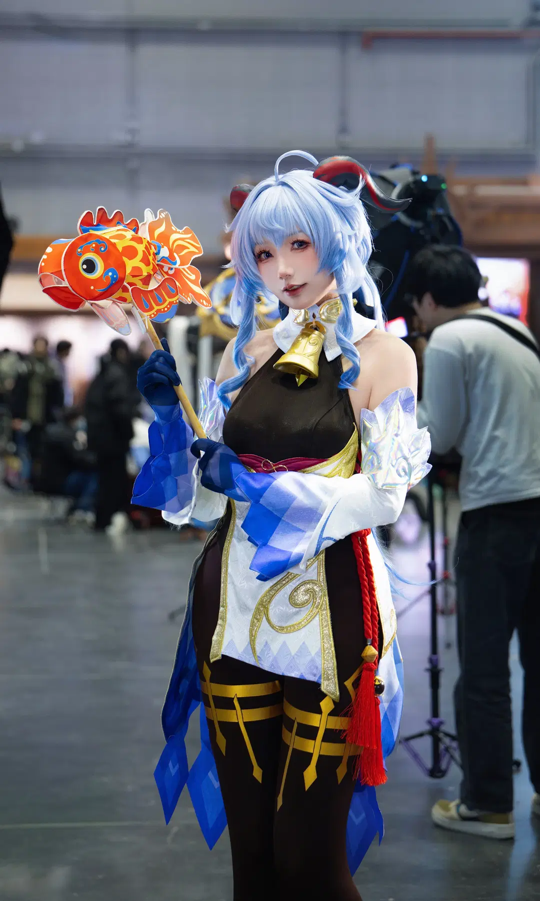 【Ganyu Cosplay】Genshin Impact Ganyu BW Convention Photos: A Stolen Moment from the Event Bustle by 野熊硬糖 - Image 2