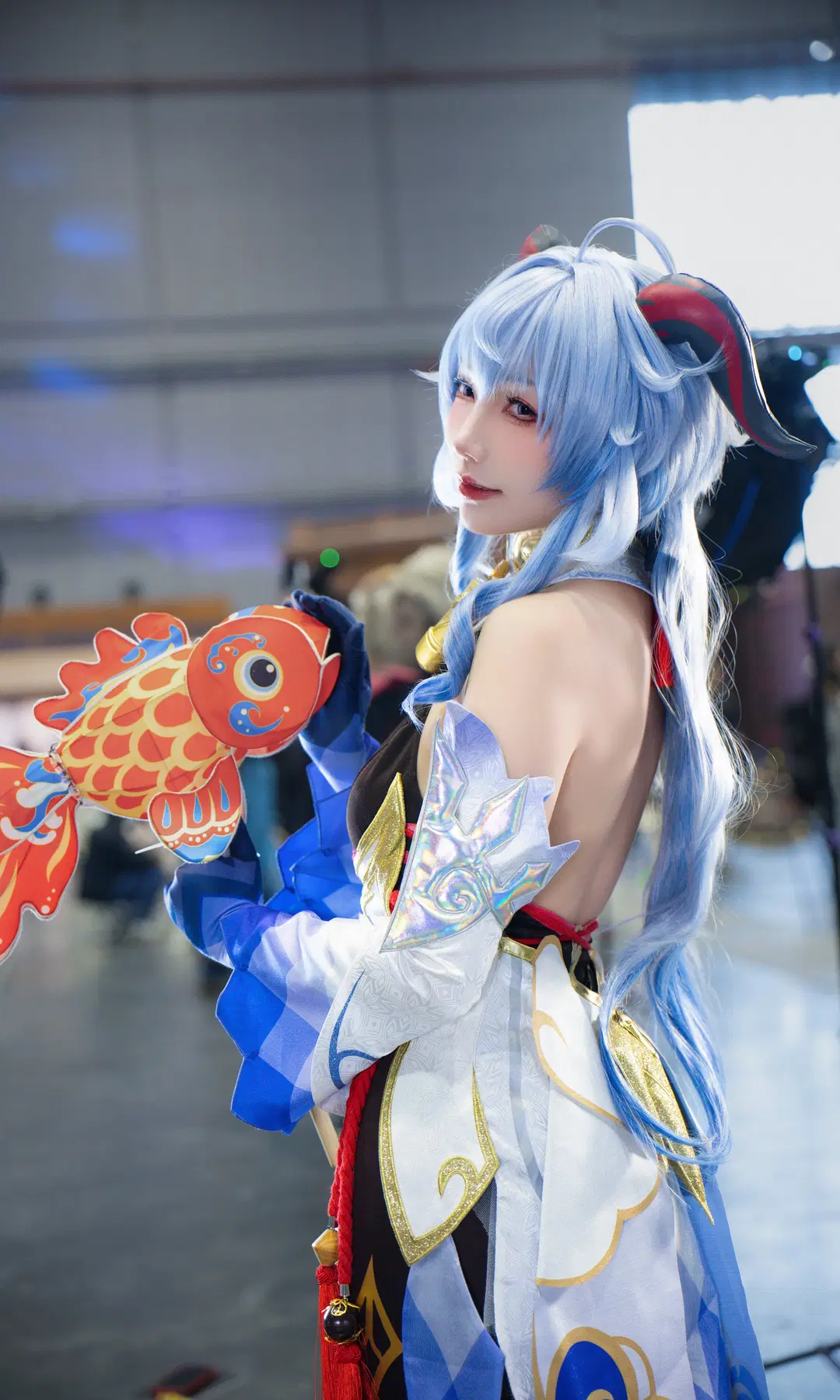 【Ganyu Cosplay】Genshin Impact Ganyu BW Convention Photos: A Stolen Moment from the Event Bustle by 野熊硬糖 - Image 3